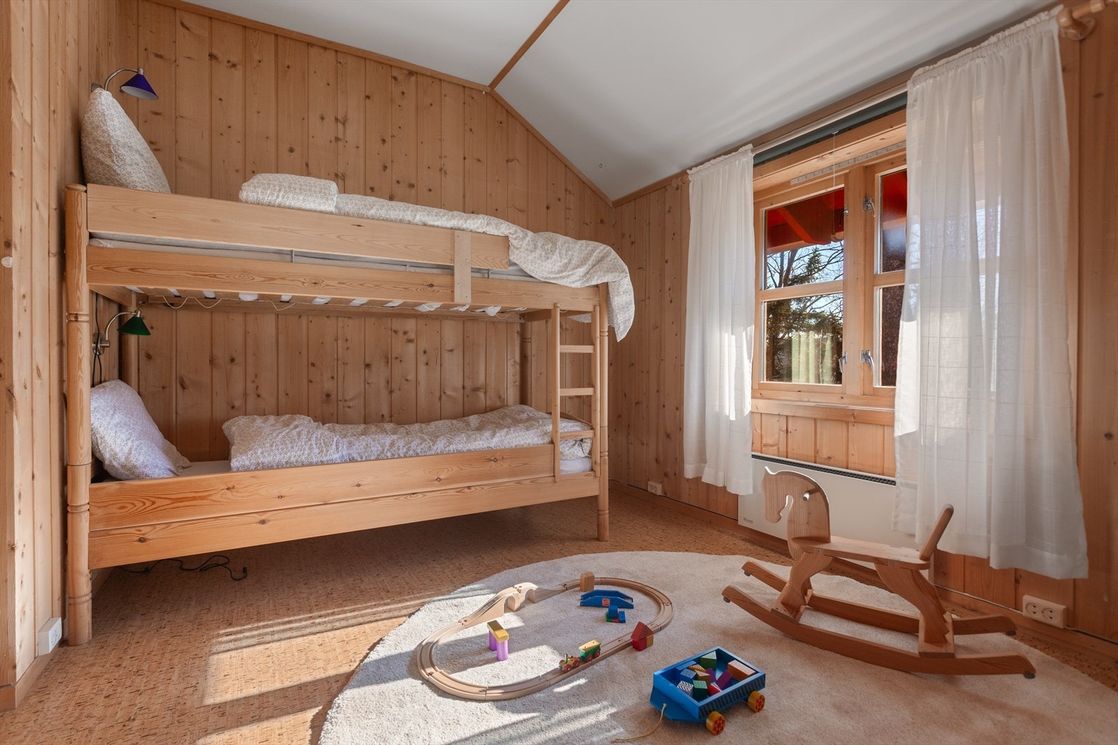 Soverommene i kjelleretasjen er på hhv. 10,3 og 7,3 m². Galleribilde