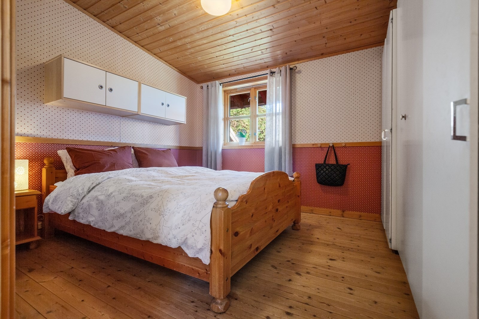 Boligen inneholder totalt 3 soverom, hvorav et ligger i 1. etg og de to siste i kjelleretasjen. Hovedsoverommet er på gode 11,7 m². Galleribilde