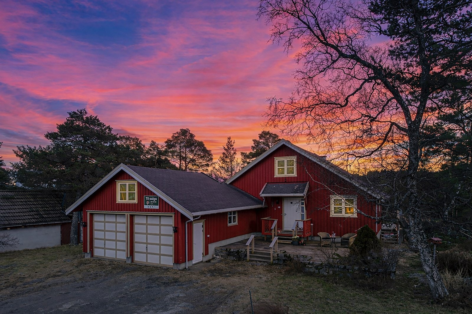Dobbelgarasjen er på hele 47 m² og det er montert lader for el-bil. Galleribilde
