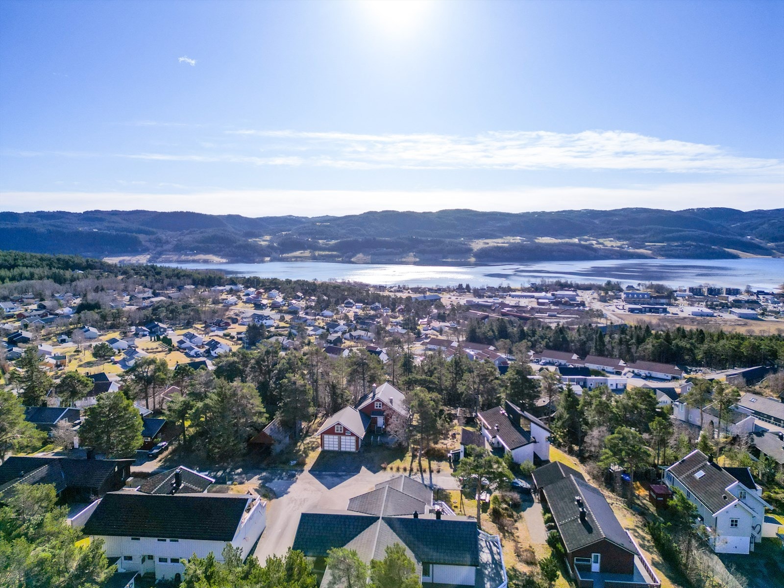Like ved boligen vil man ha flotte turområder langs Botn, samt Høgåsen og Blåheia som gir deg gode muligheter for trimturer på sommeren, og skisenter med oppkjørte løyper på vinteren. Galleribilde