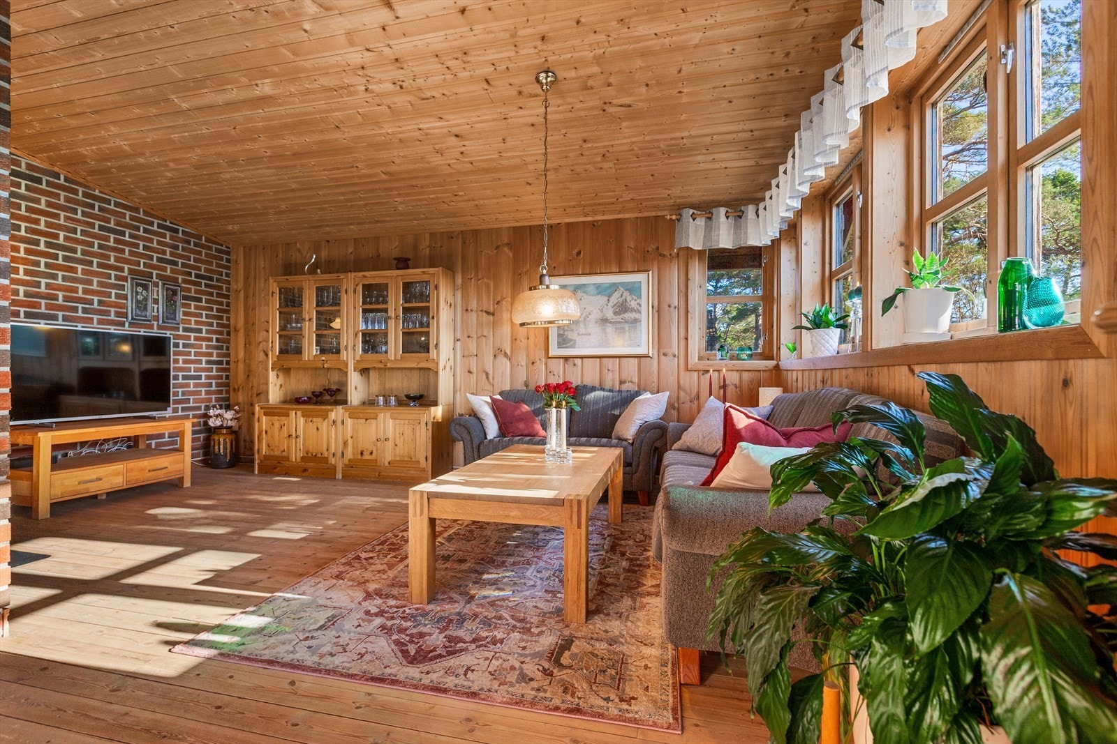 Her kan du bli den nye eieren av en arkitekttegnet enebolig i endeveien av et veletablert og rolig boligfelt. Galleribilde