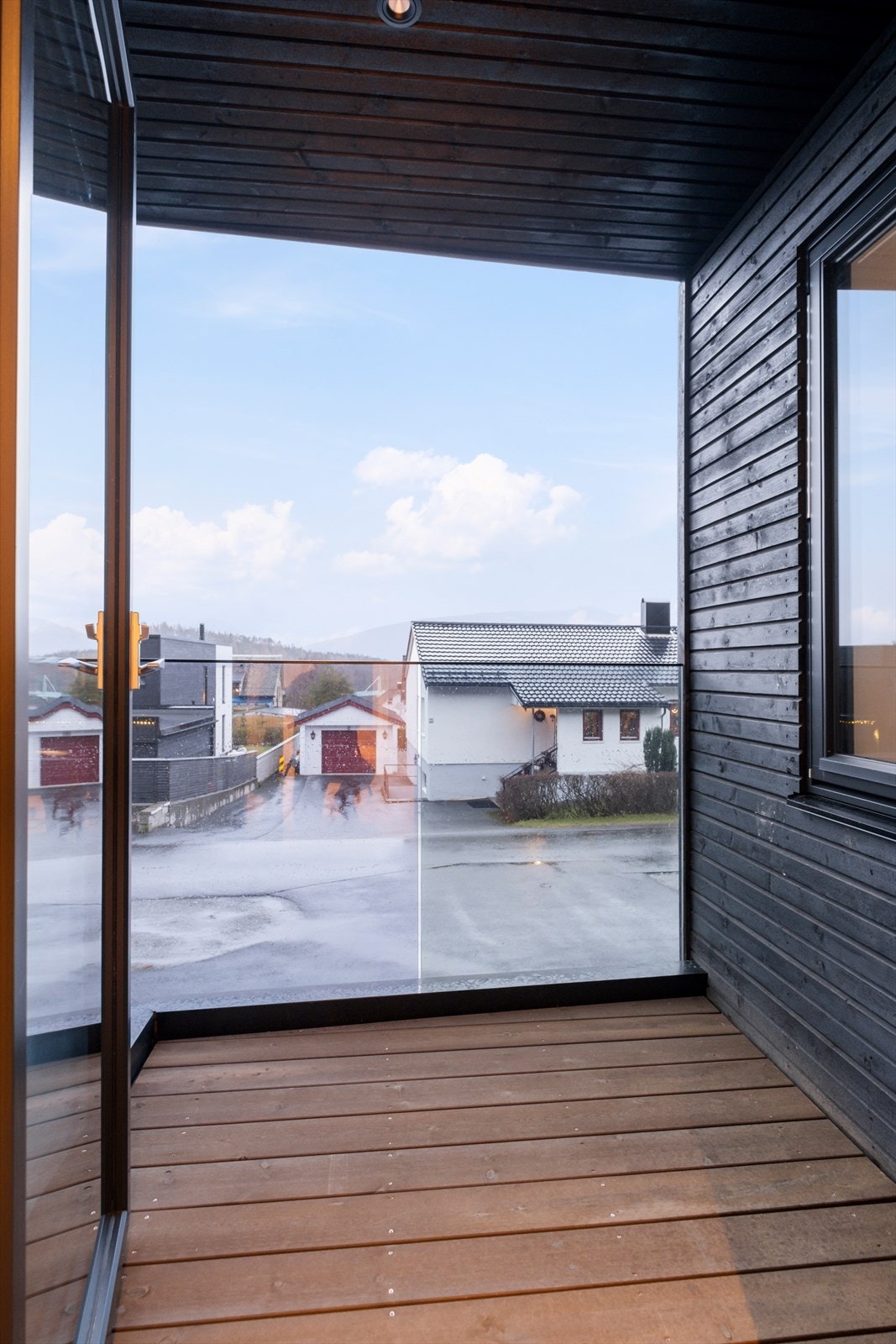 Utgang fra gang til sørvendt lufteveranda. Galleribilde