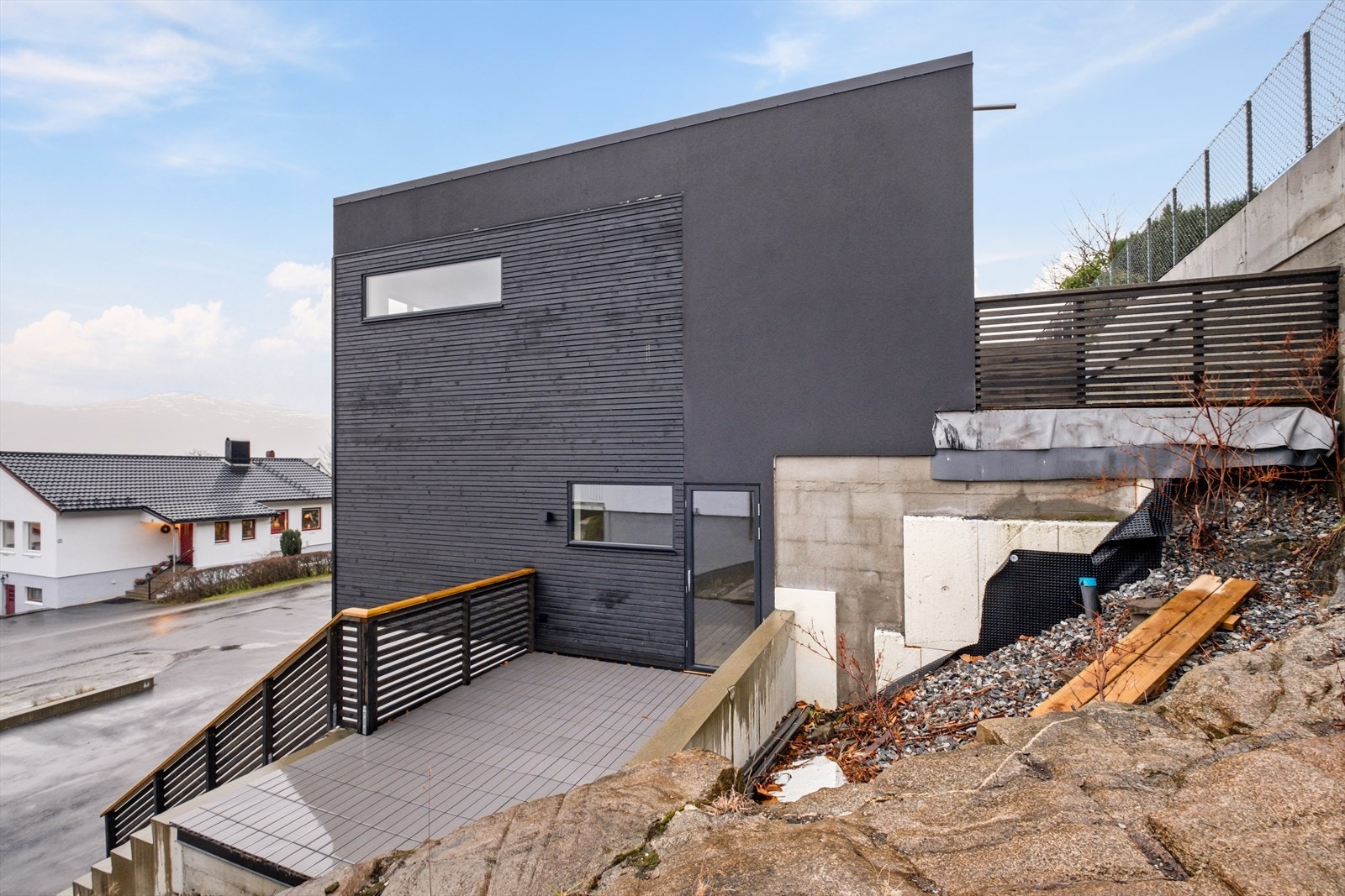 Støpt terrasse mot øst. Galleribilde