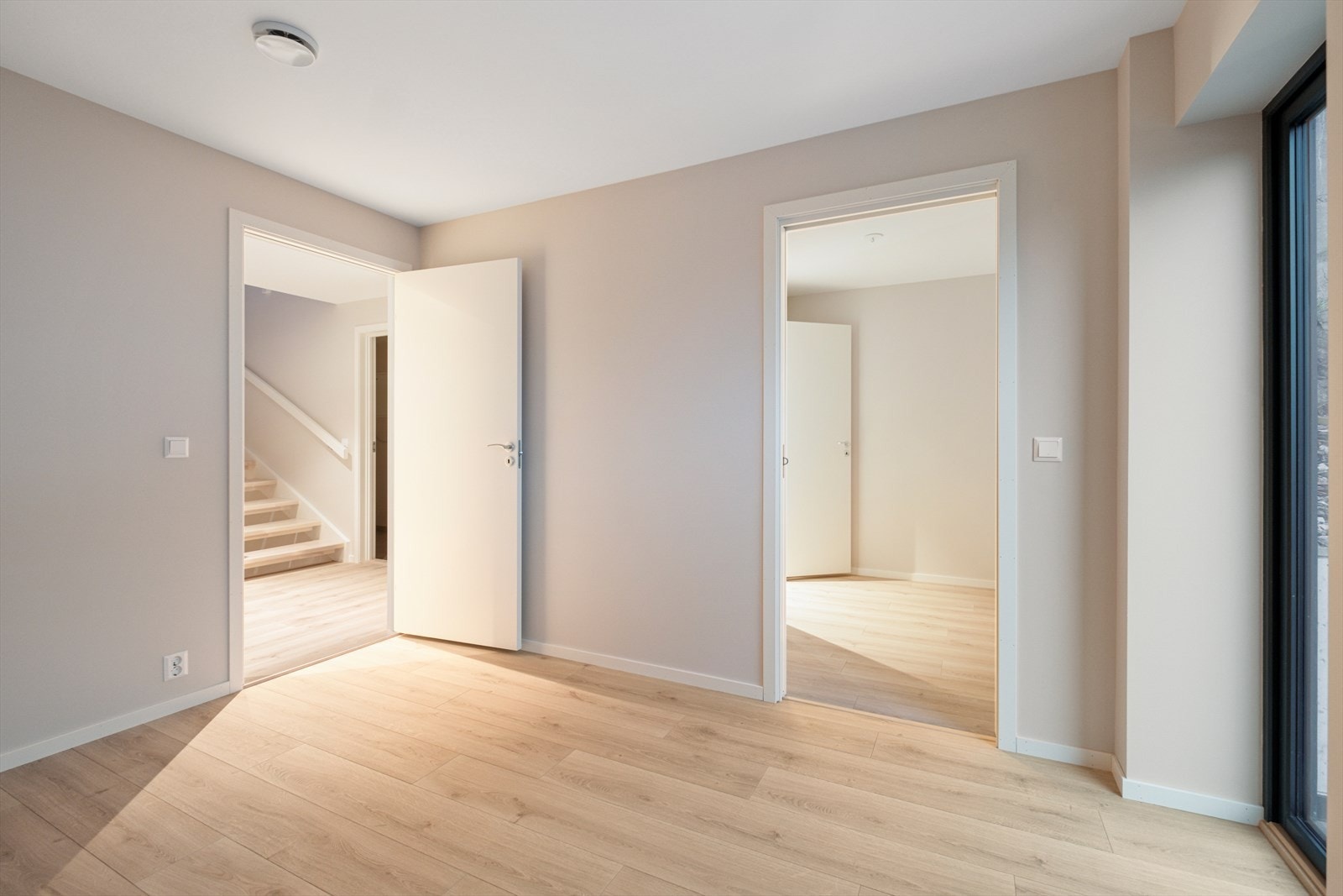 Soverom 3- praktisk løsning med tilgang til garderobe "walk in closet" og videre til bad nord øst, i tillegg er det utgang til luftebalkong. Galleribilde