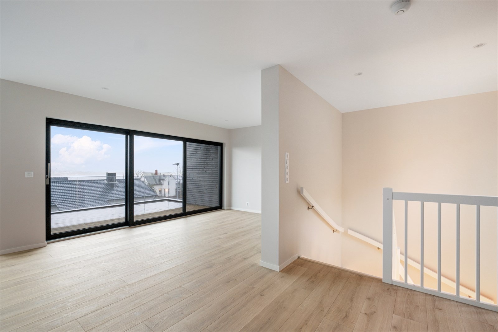 Moderne uttrykk med listefri overgang mellom vegg og himling for et stramt og stilrent uttrykk. Galleribilde