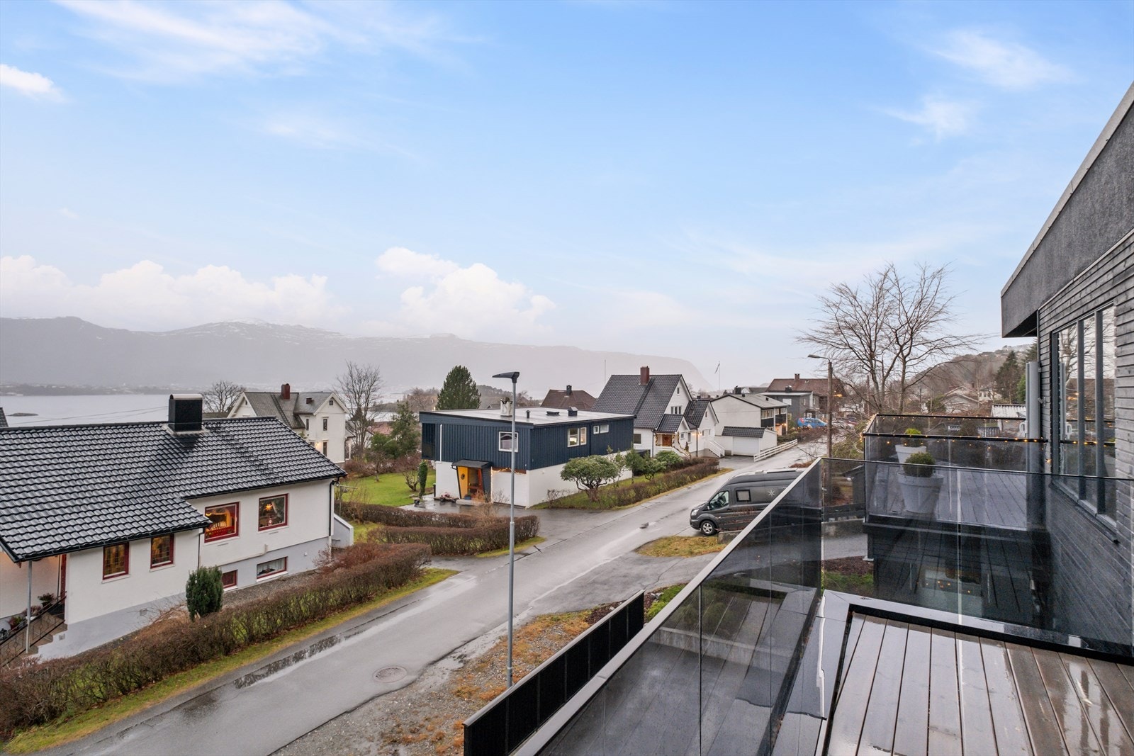 Flott utsikt fra treterrasse mot sør. Galleribilde