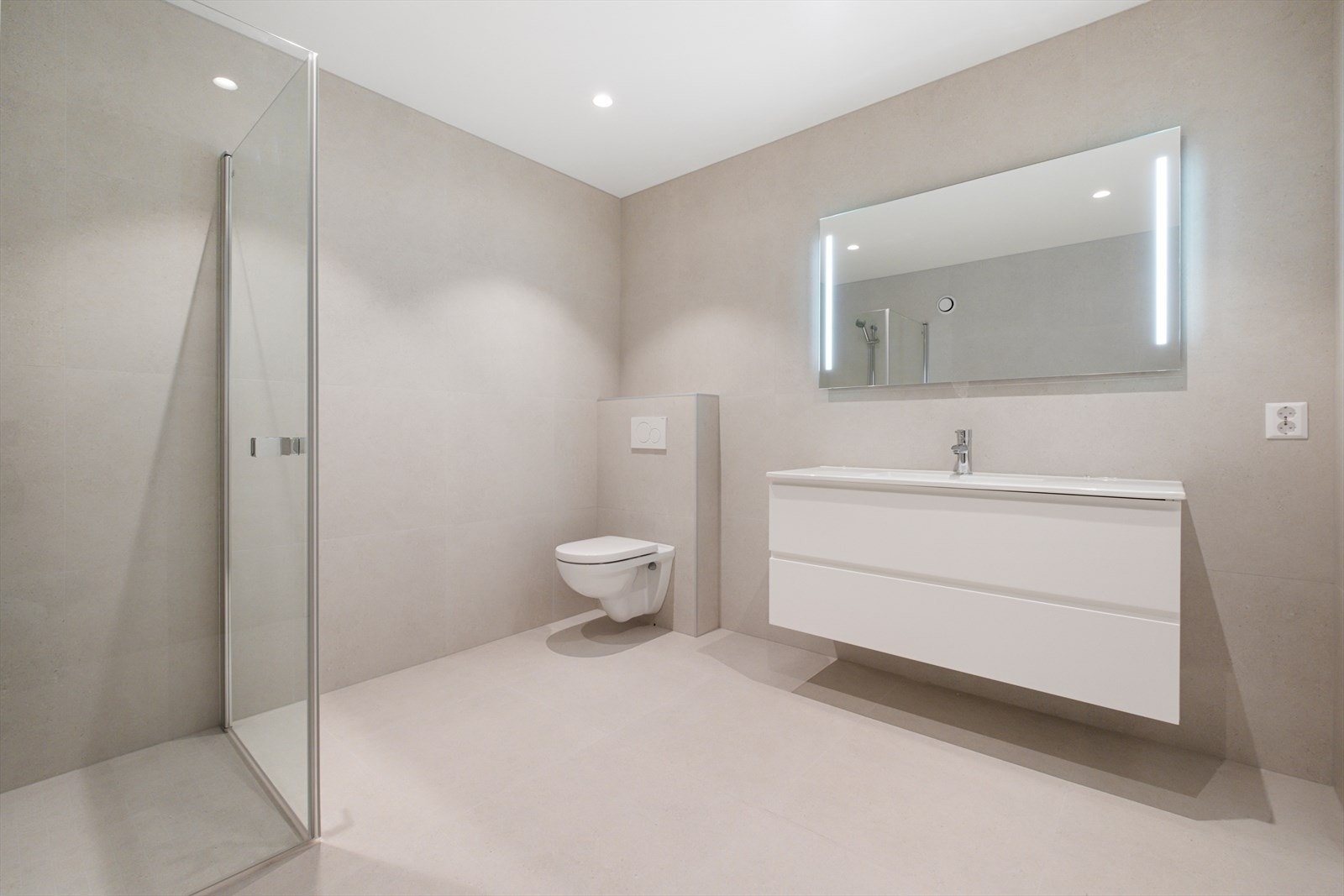 Badet i vest er også fra 2021 og fremstår moderne og innbydende med fliser i delikate farger, gulvvarme og downlights. Galleribilde