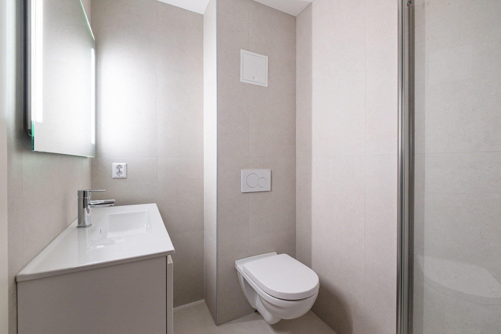 Badet i underetasjen holder samme moderne stil og utførelse som de øvrige badene, med flislagte flater, gulvvarme, downlights og balansert ventilasjon. Galleribilde
