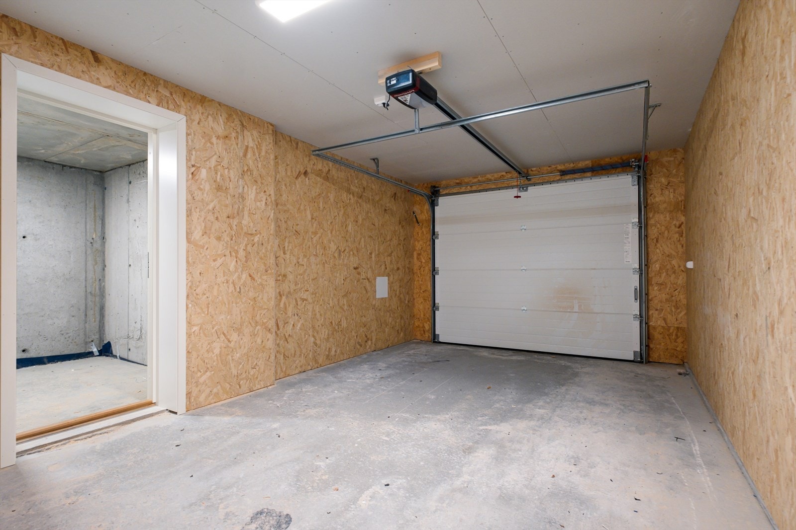 Garasje med elektrisk leddport. Galleribilde