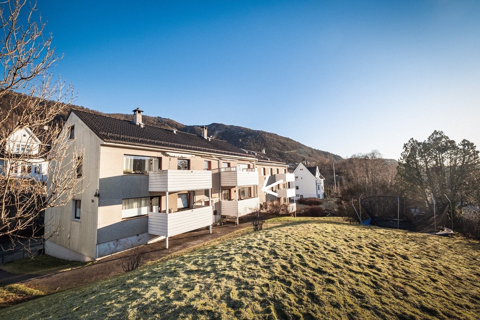 Velkommen til Landåssvingen 1A presentert av Cecilie van der Heide for Eiendomsmegler Norge. Galleribilde