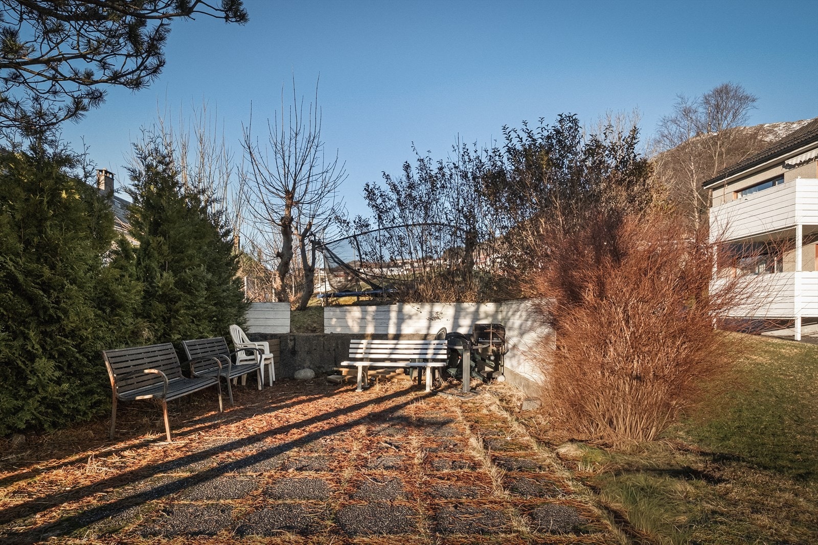 Felles uteplass i hagen. Eiendommen har flotte grøntommråder som gir en landlig følelse og koselig utsikt utsikt over næromådet. Galleribilde