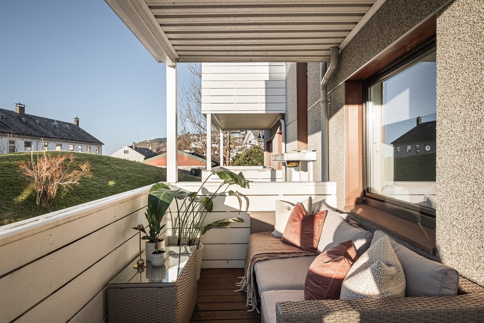 Romslig balkong med gode solforhold. Galleribilde