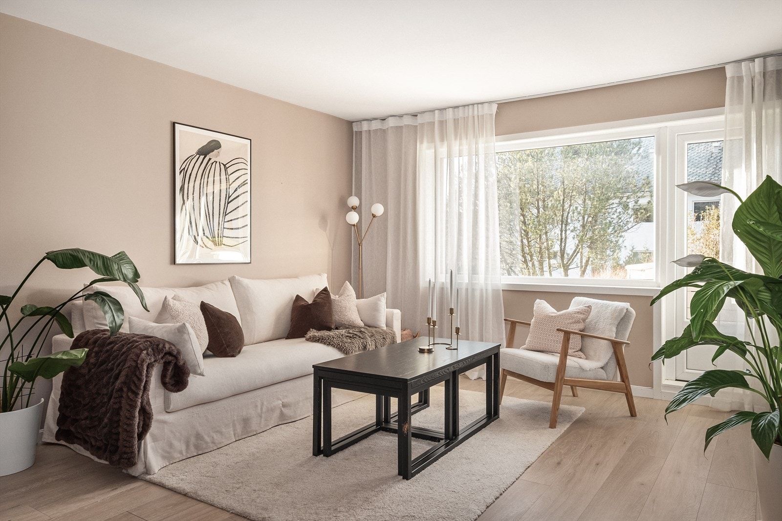 Lekker leilighet med moderne overflater med bl.a. listefrie overganger fra vegg til tak. Galleribilde