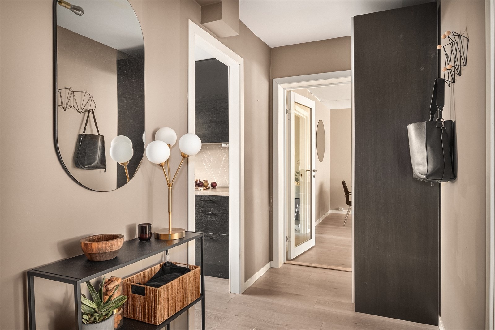 Innbydende gang med god plass til oppbevaring av sko og yttertøy. Galleribilde