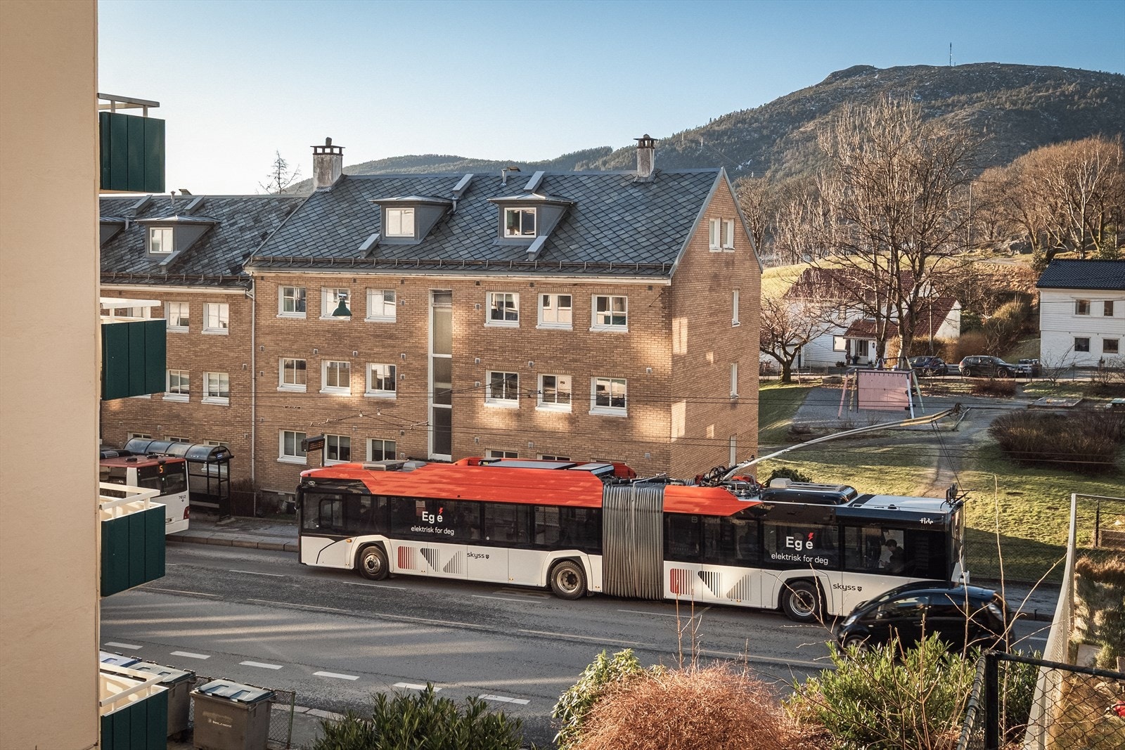 Sentralt og attraktivt område med kort vei til både buss, butikk og fantastiske turmuligheter. Galleribilde