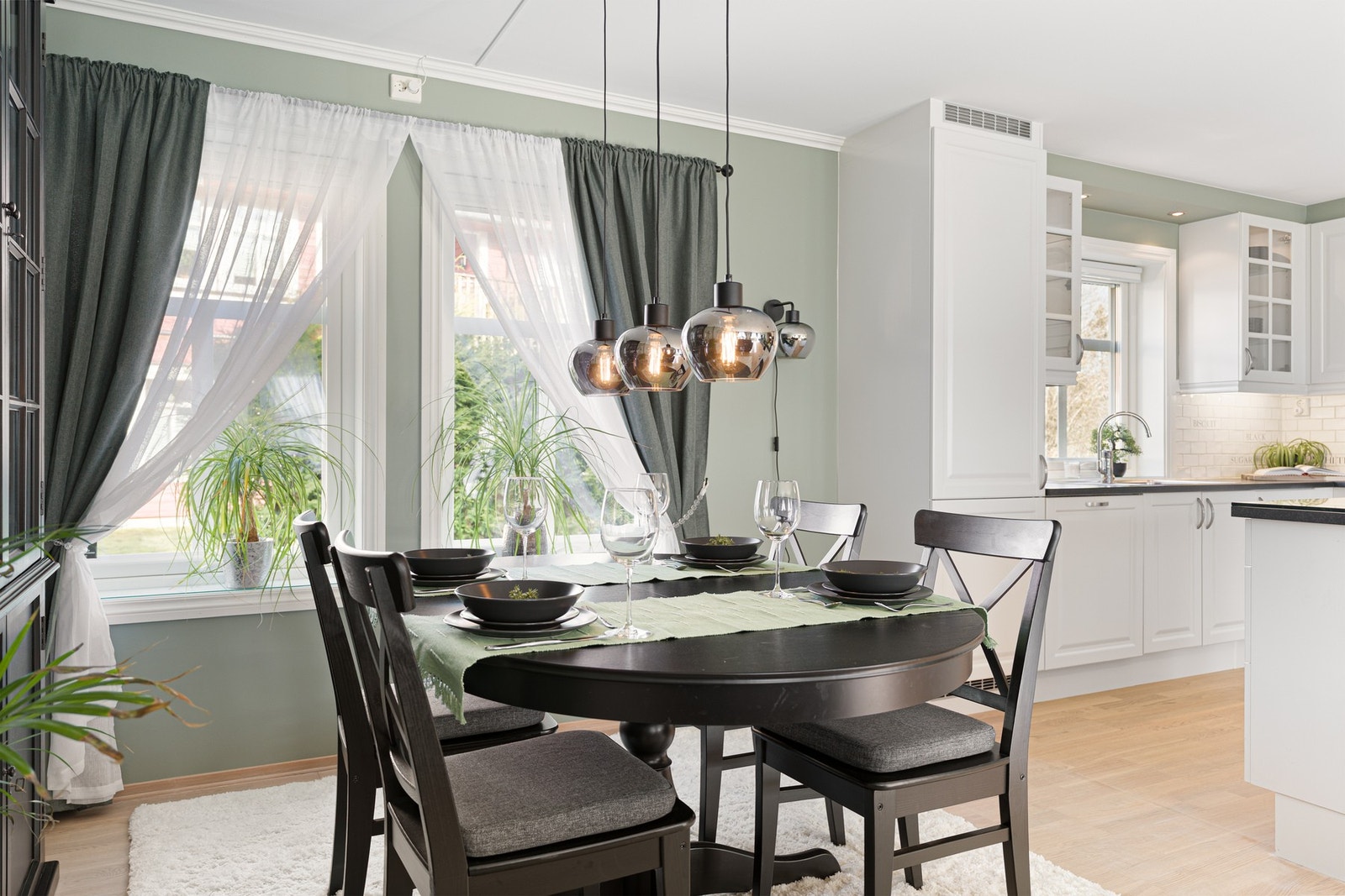 De store vindusflatene i boligen gir rikelig med naturlig lysinnslipp. Galleribilde