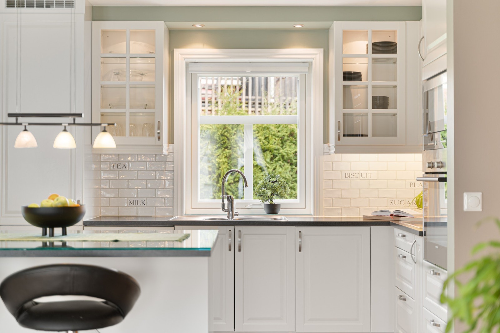 Kjøkkenet har rikelig med skap- og benkeplass. Galleribilde