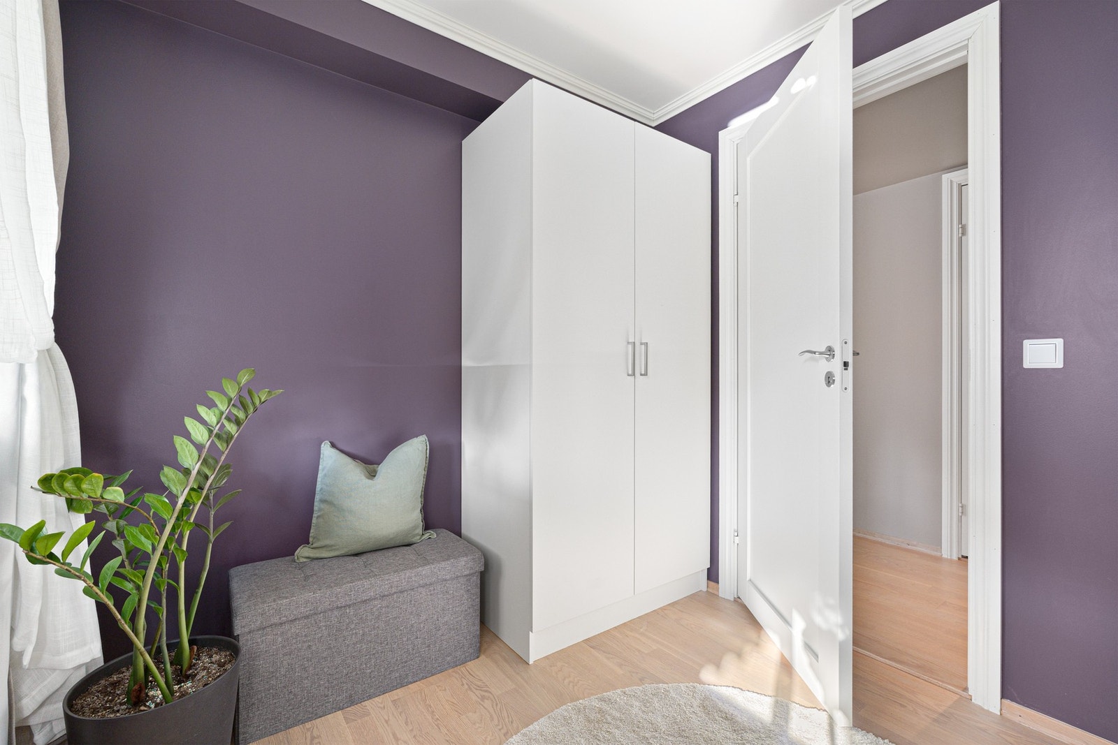 På rommet er det plass til både seng og garderobeskap. Galleribilde