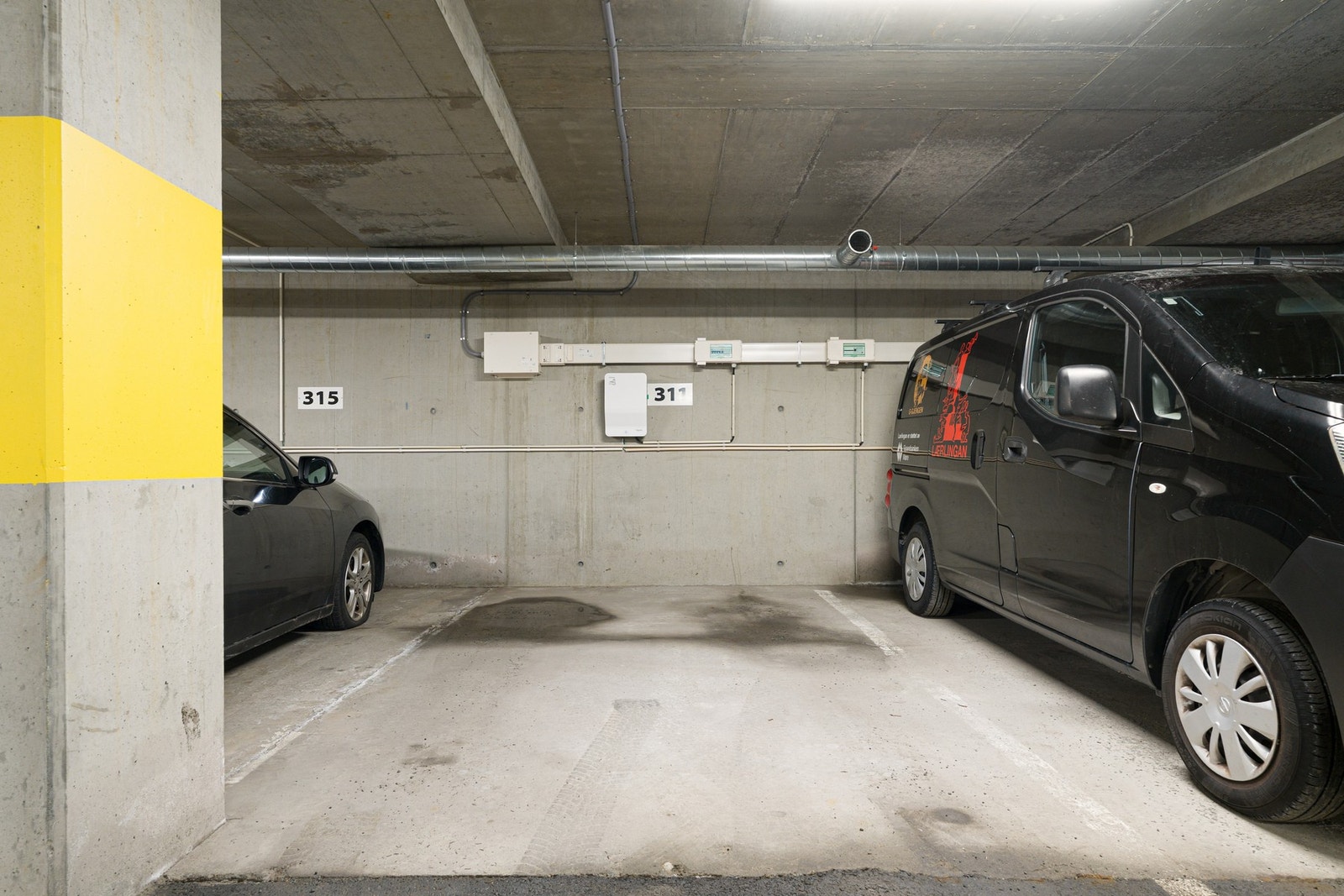 Egen p-plass i oppvarmet kjeller. Det er installert elbil-lader på plassen. Galleribilde