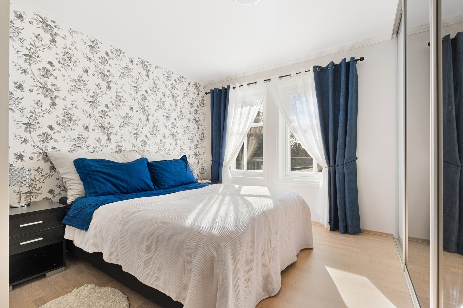 Hovedsoverom med god plass til både seng og garderobeløsning. Galleribilde