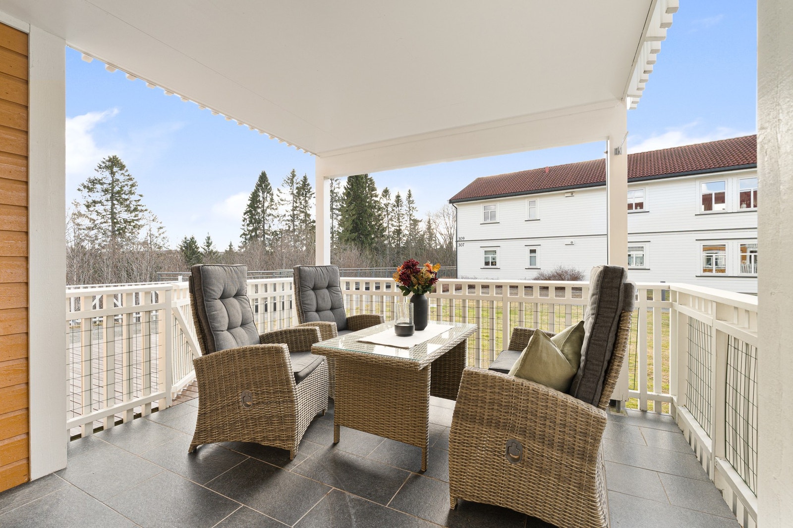 En flott platting på framdsiden av boligen med god plass til utemøblement etter eget ønske. Galleribilde