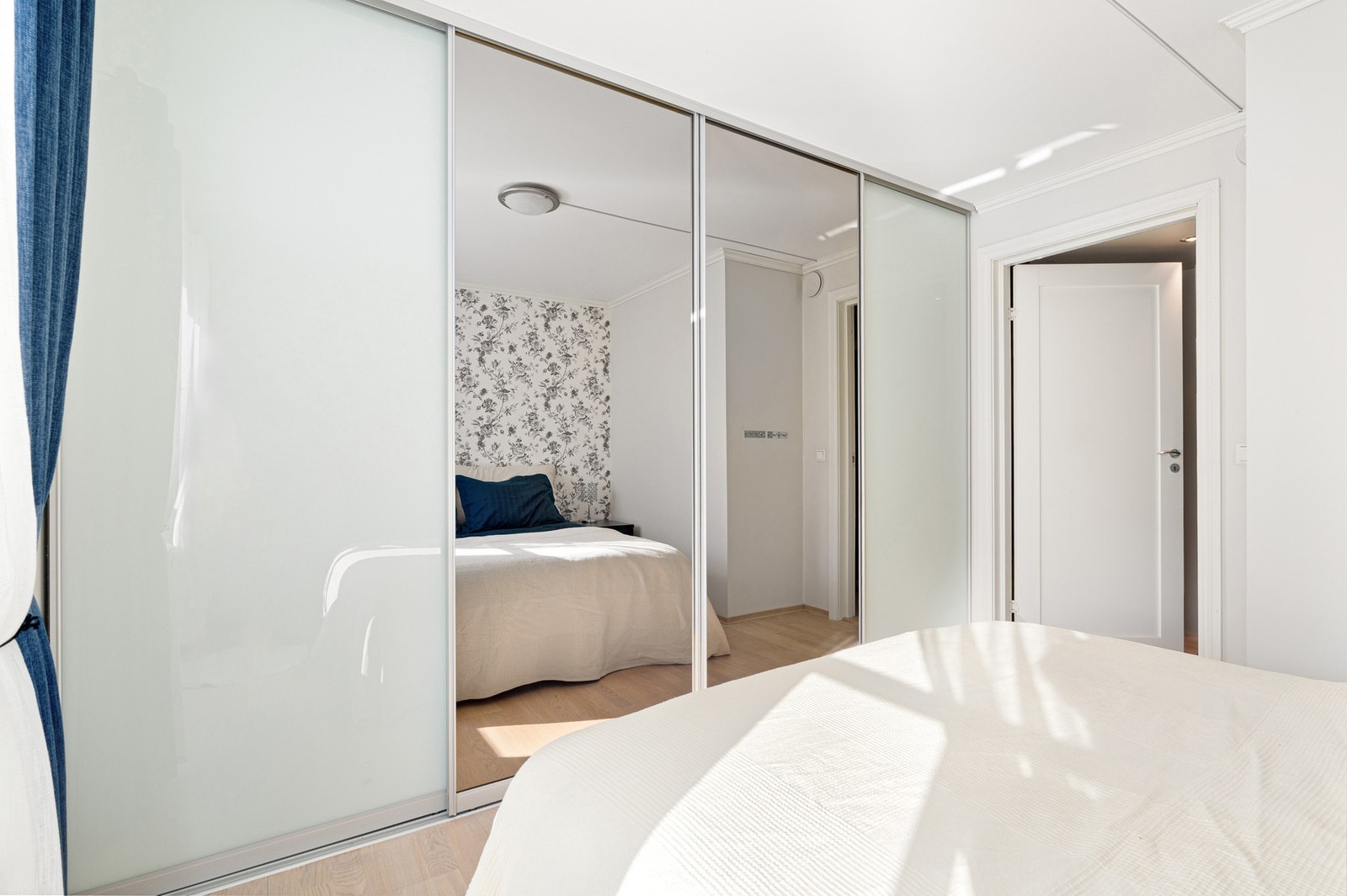 Hovedsoverom innredet med romslig skyvedørsgarderobe. Galleribilde