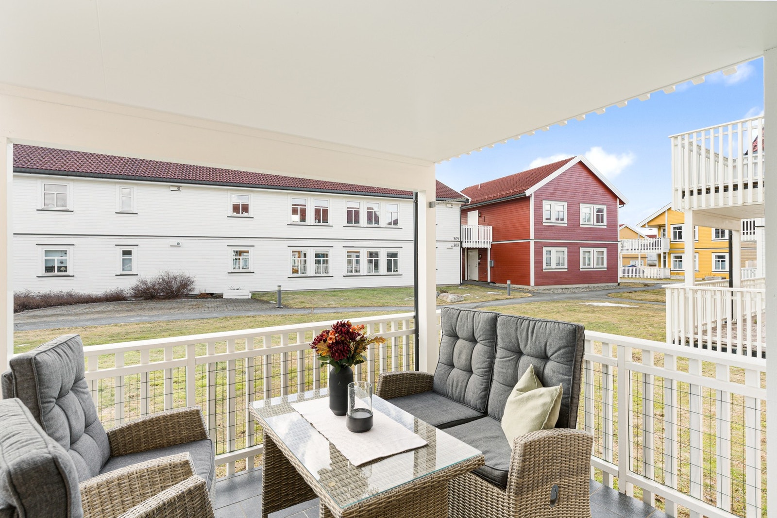 Boligen ligger svært fint til i Okstad hageby. Galleribilde