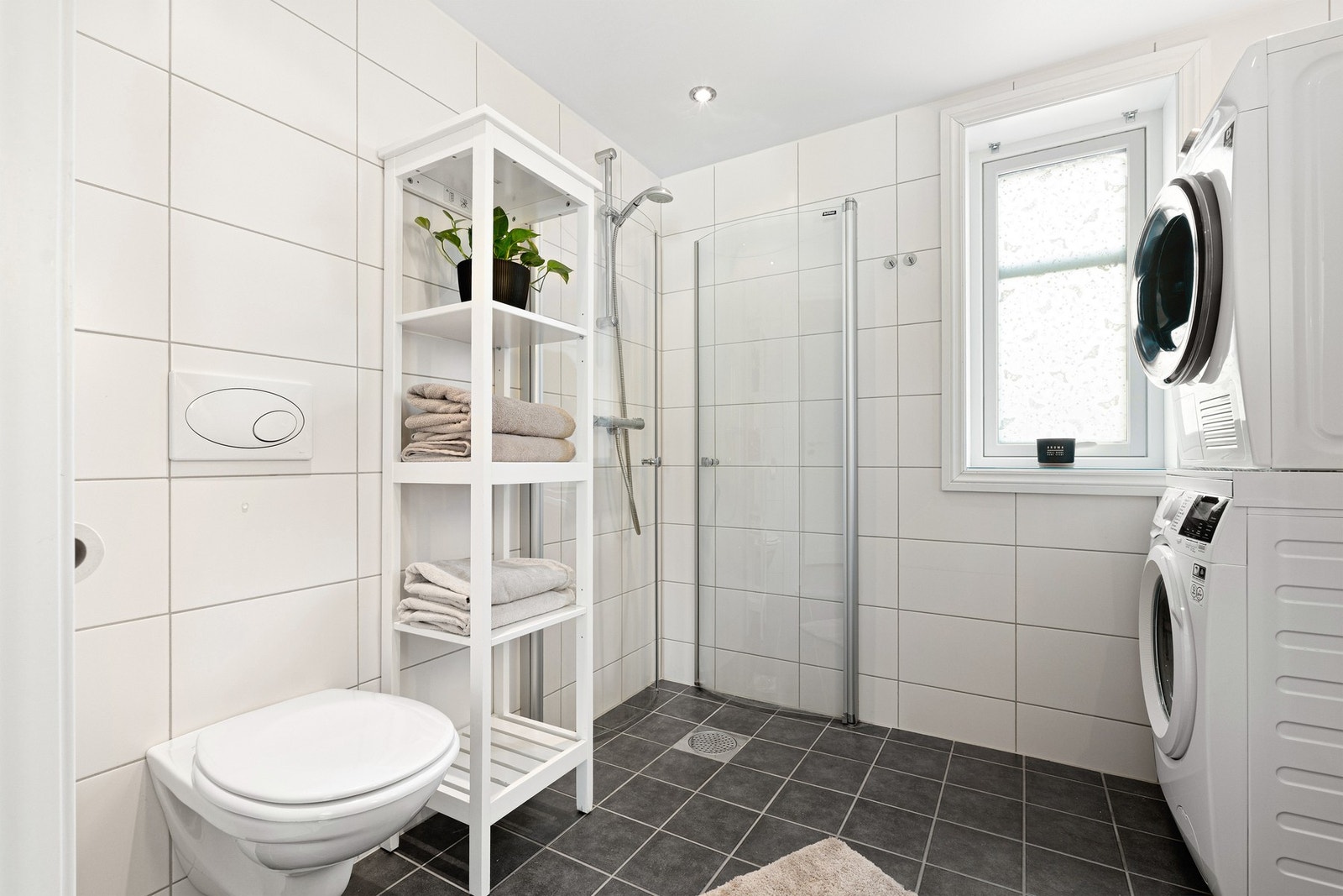 På badet er det plass til både vaskemaskin og tørketrommel. Galleribilde