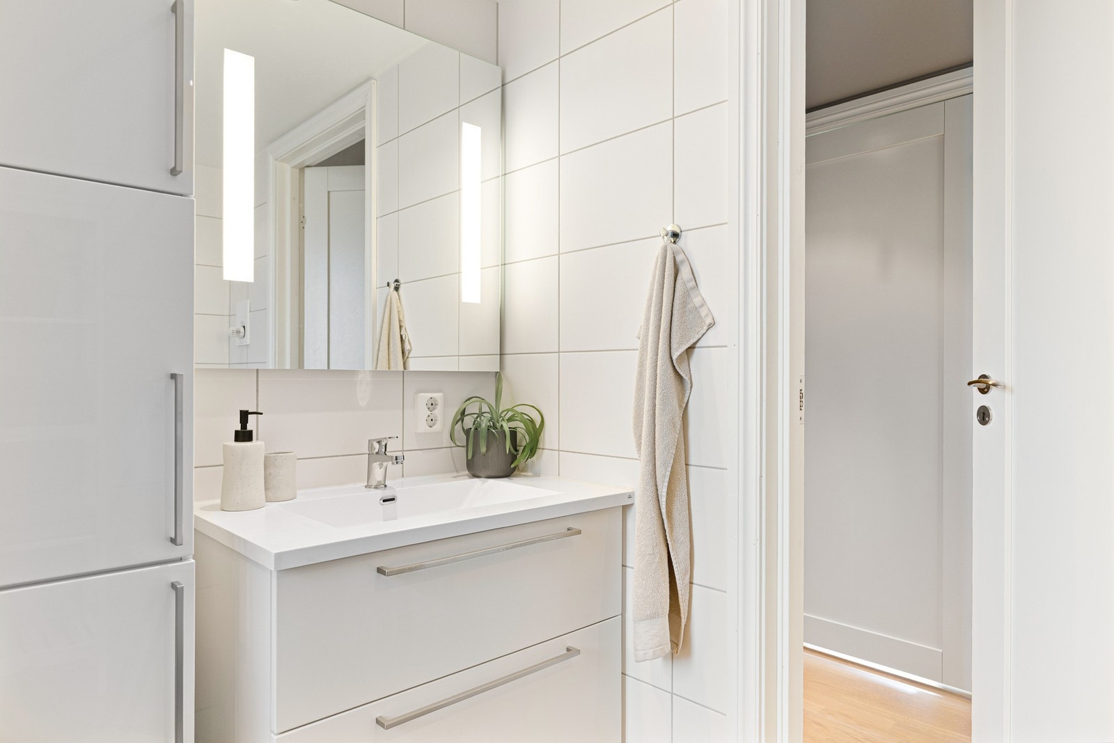 Baderomsinnredning med servantplate på underskap og speil. Galleribilde