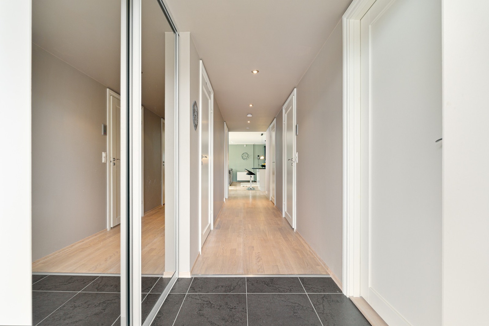 Inngangsparti med praktisk og stort garderobeskap med speil. Galleribilde