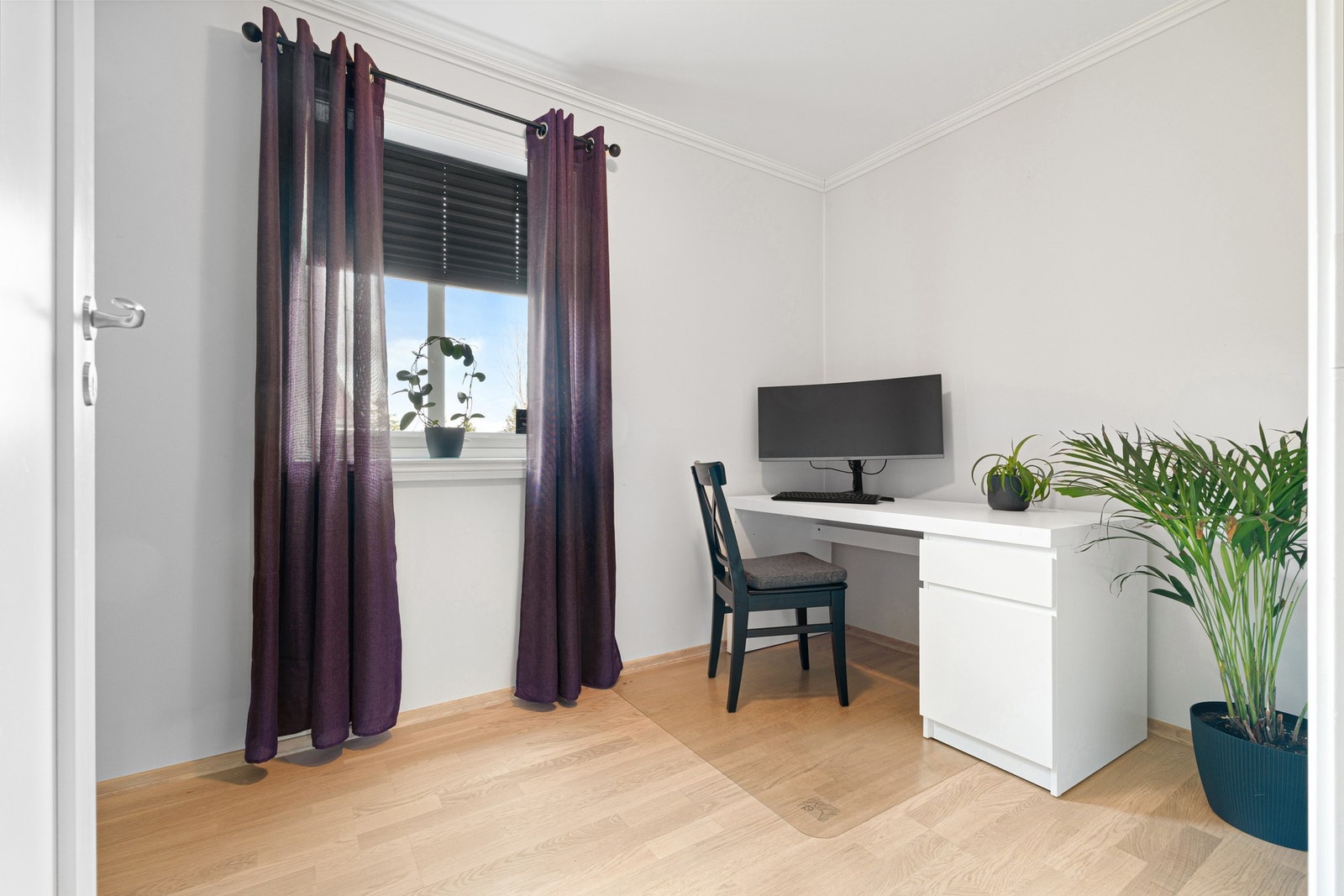 Soverom 3 som i dag benyttes per dags dato som kontor/arbeidsplass. Galleribilde