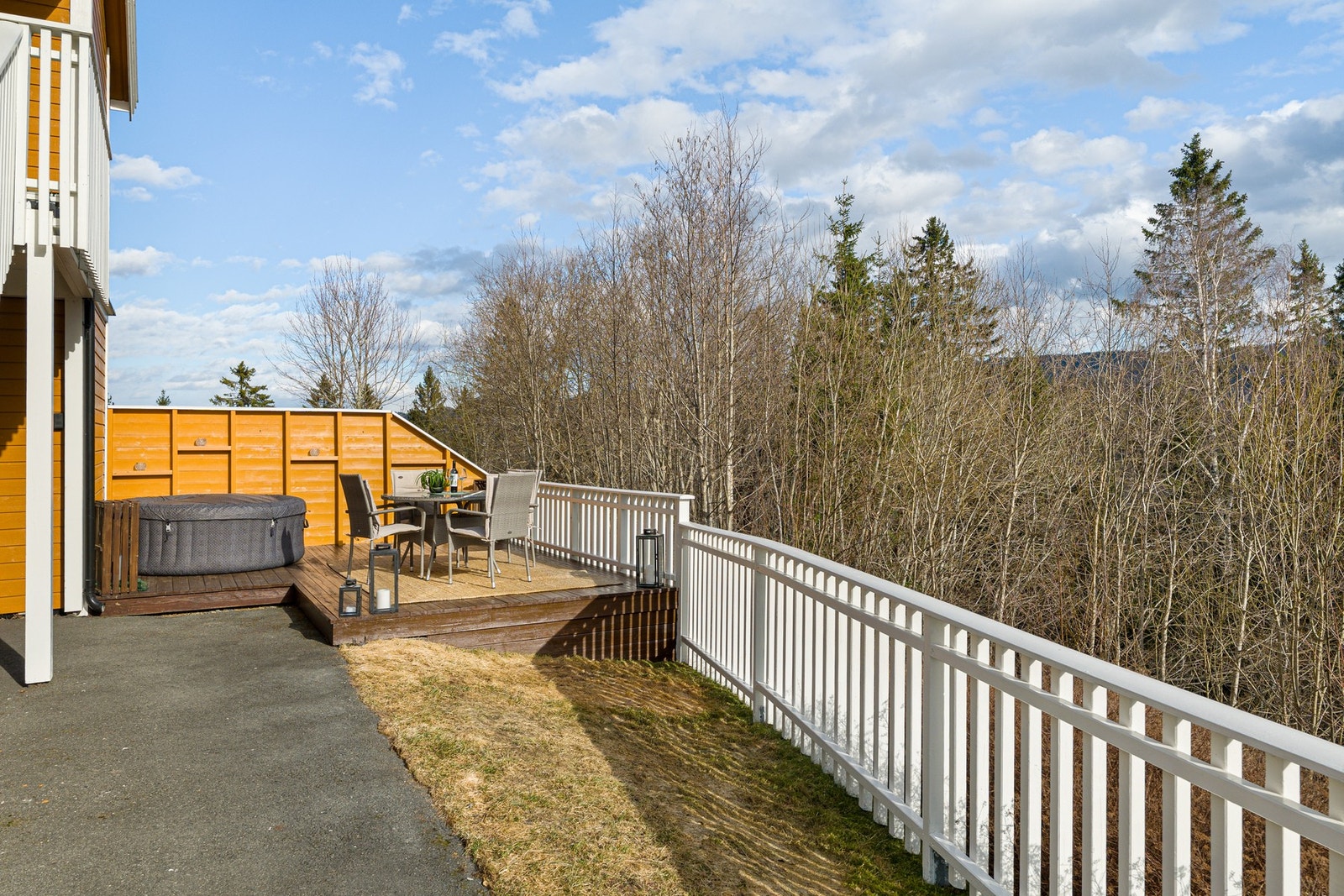 På boligens høyreside er det etablert en ekstra platting som ligger usjenert til med lite innsyn. Galleribilde