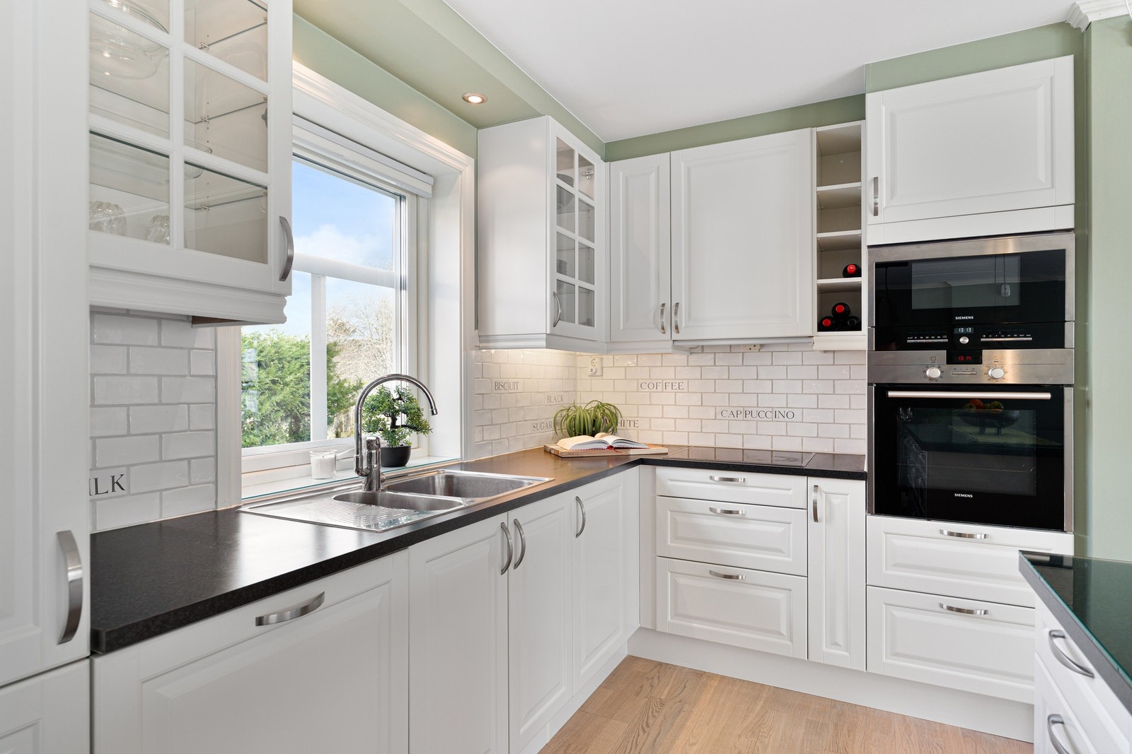 Stilrent og pent kjøkken med god plass til matlaging. Galleribilde