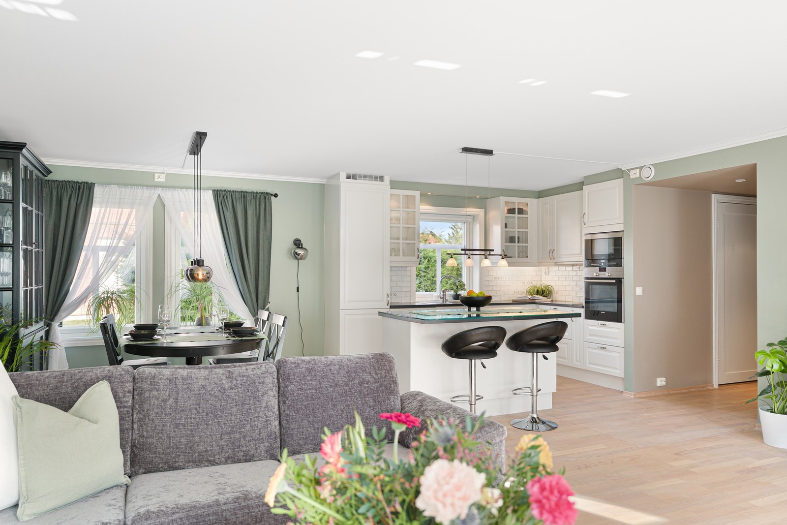 Praktisk åpen stue/kjøkken løsning på 43kvm. Galleribilde