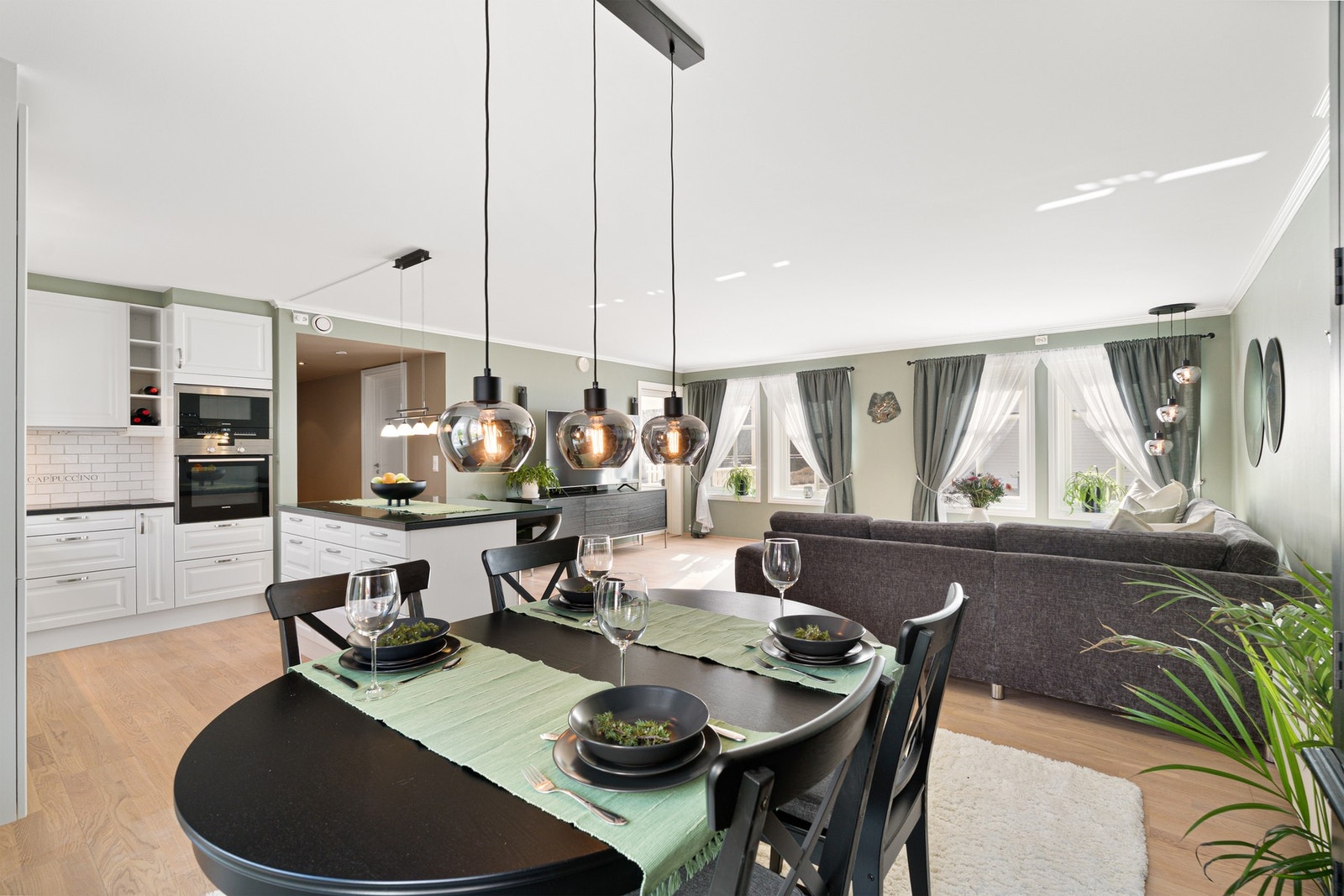 Den åpne løsningen mellom stua og kjøkkenet bidrar til en god romfølelse. Galleribilde