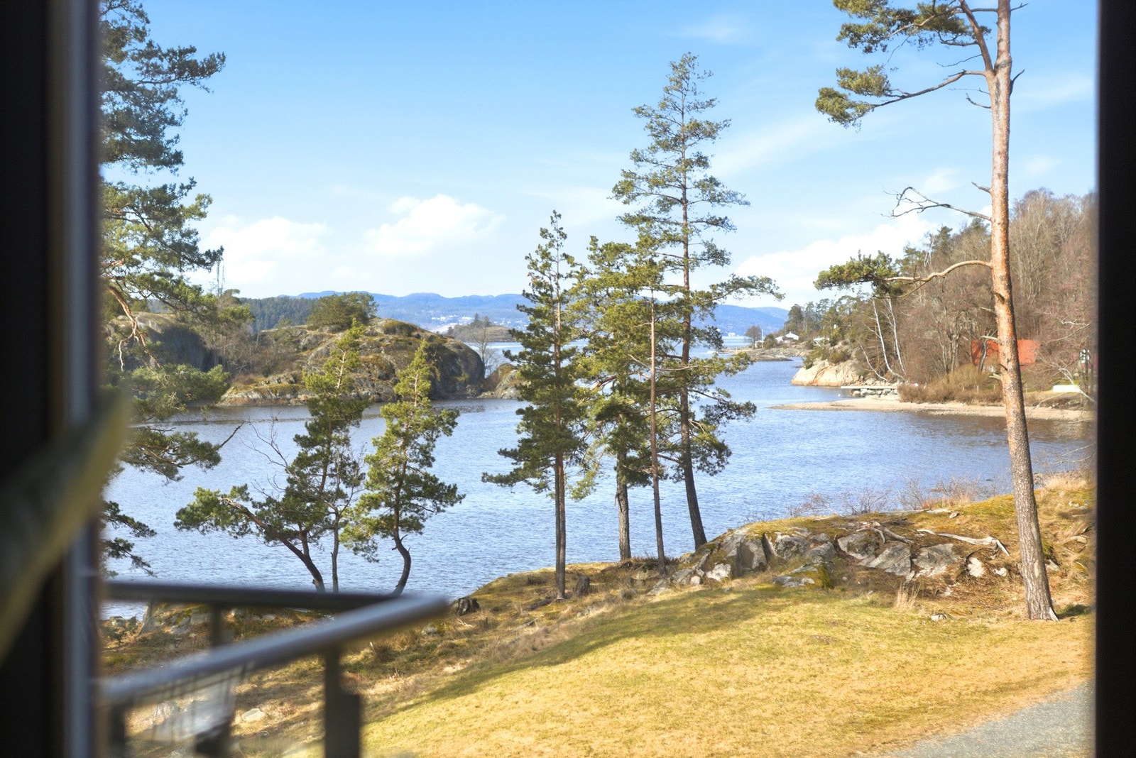 Kyststien går gjennom friområdet foran Sjøhagen Brygge og gir deg direkte tilgang til noe av Østfolds vakreste turterreng. Galleribilde