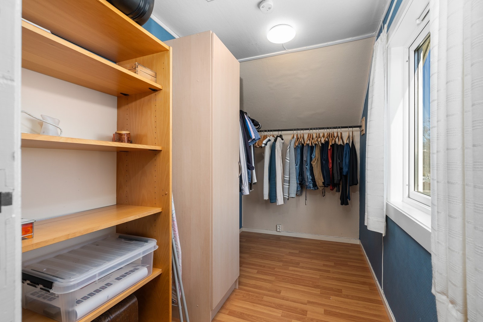 Walk-in garderobe i tilknytning til hovedsoverommet Galleribilde