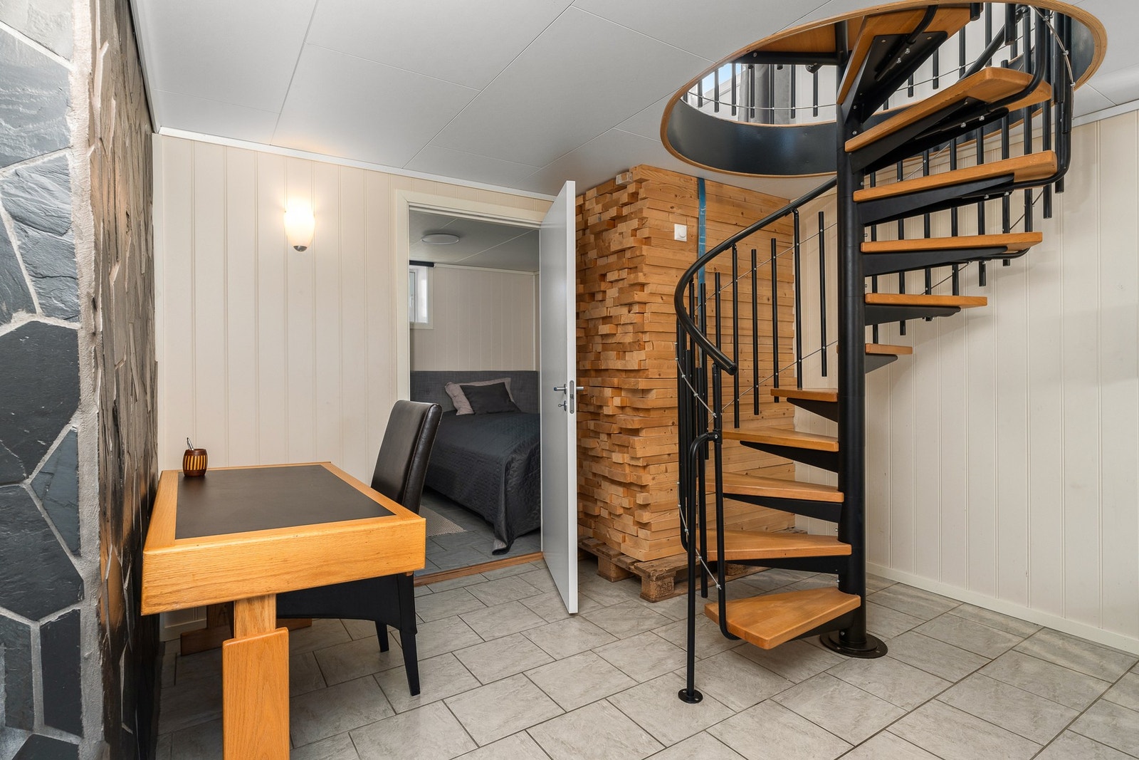 Trapp fra stuen ned til kjeller Galleribilde