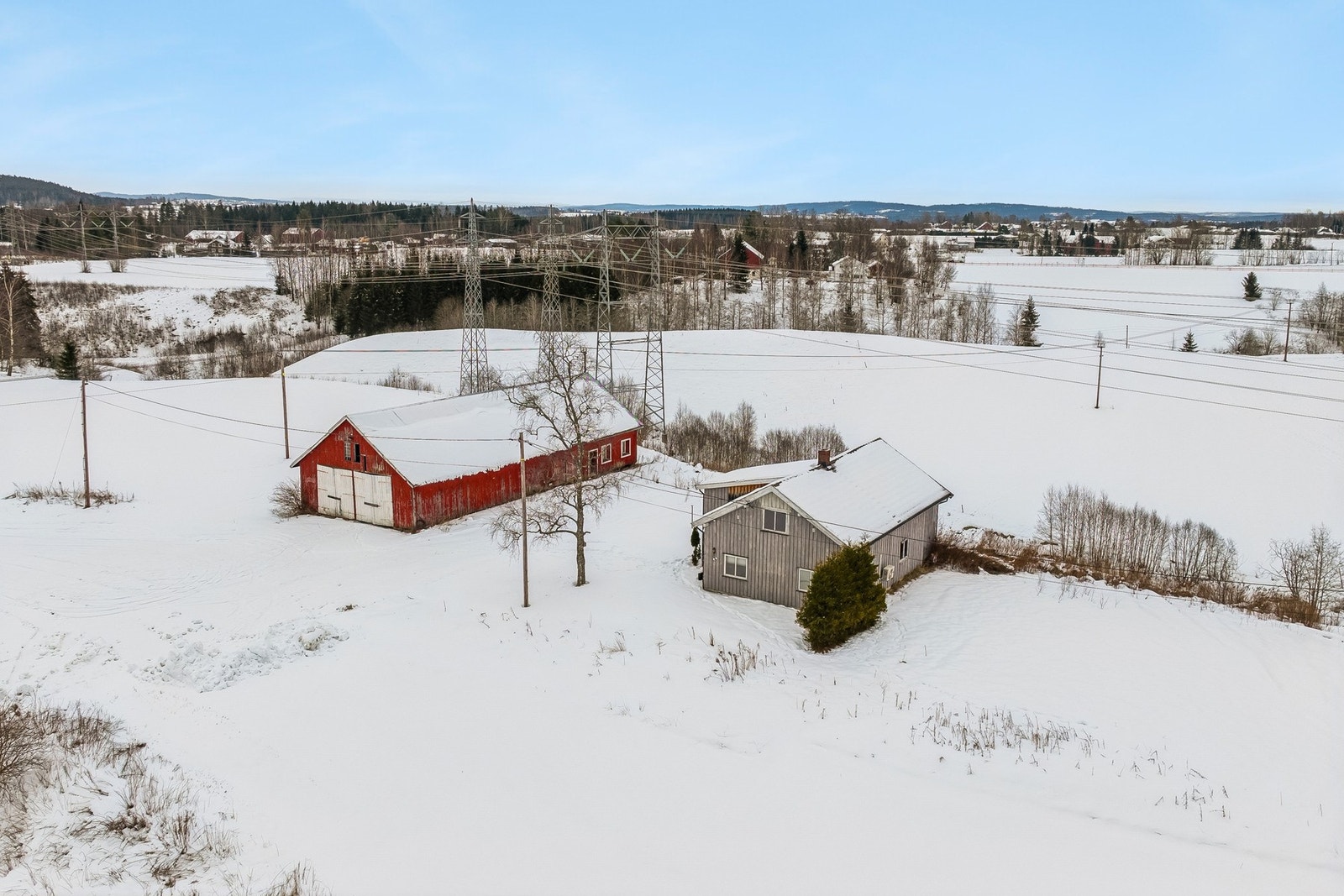 Tunet ligger fritt og åpent og omkranset av landbruksarealer Galleribilde