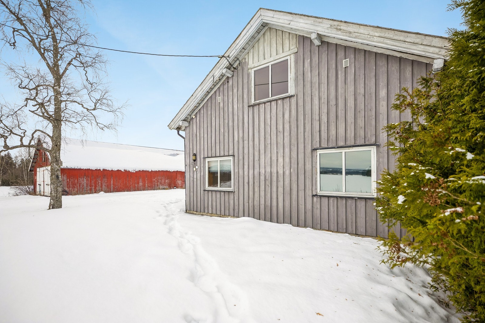 Bolighuset inneholder:
1. etasje: Entré, gang, mellomgang, bad, kjøkken, stue, spisestue og ett soverom
2. etasje/loft: Trappegang, gang, bod, to soverom og balkong
Kjeller: Tre boder, delvis jordgulv og delvis støpt gulv Galleribilde