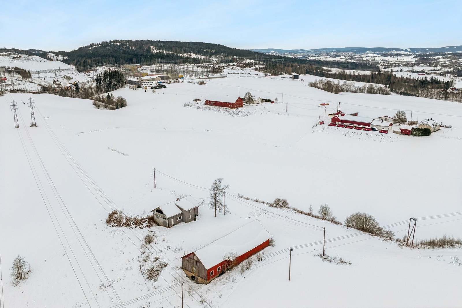 Tunet ligger fritt og åpent og omkranset av landbruksarealer Galleribilde