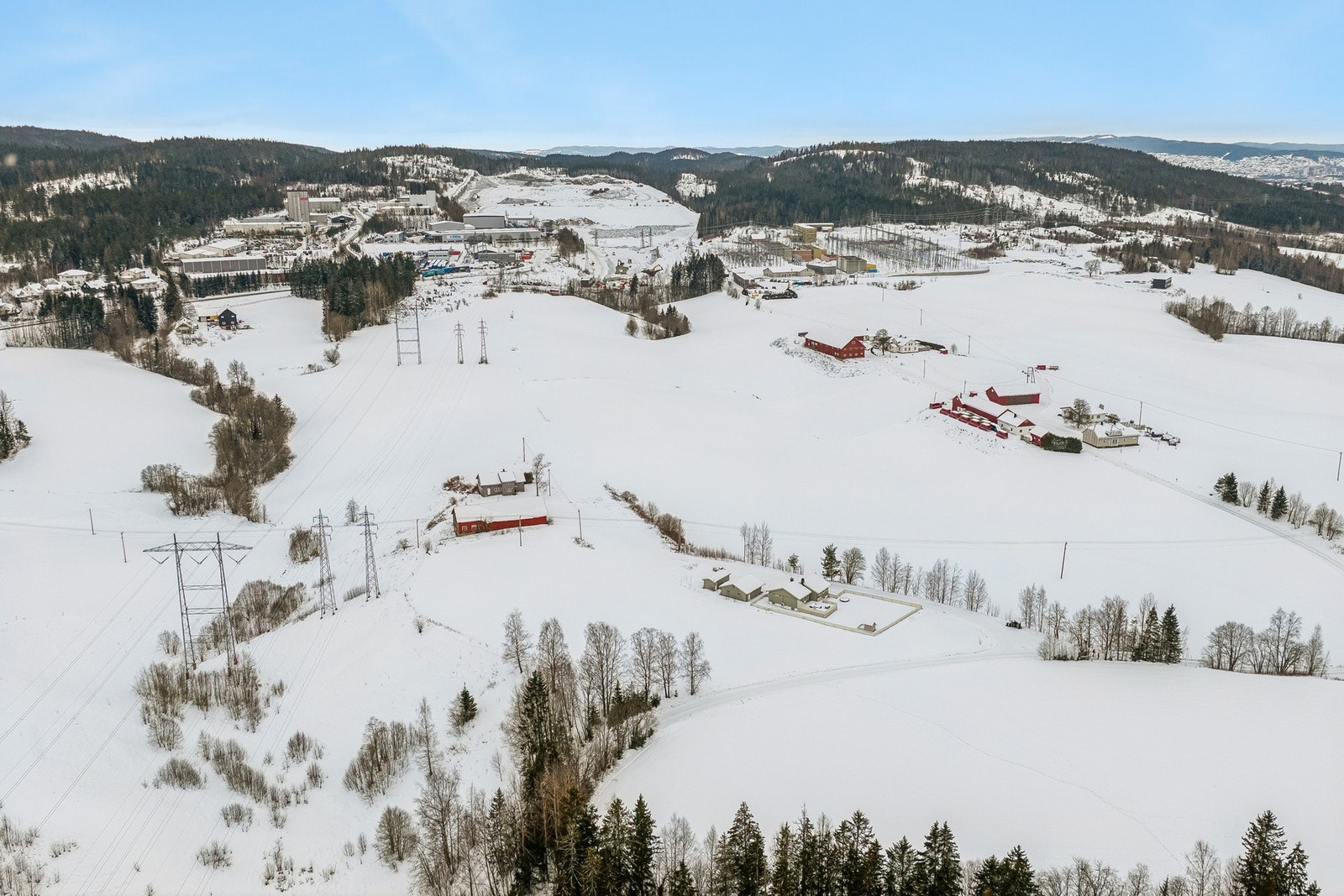 Skogarealet på 51,1 dekar utgjør en noe større teig ved Ausenfjellet Industriområde samt noen mindre arealer rundt jordekanter ved tunet. Galleribilde