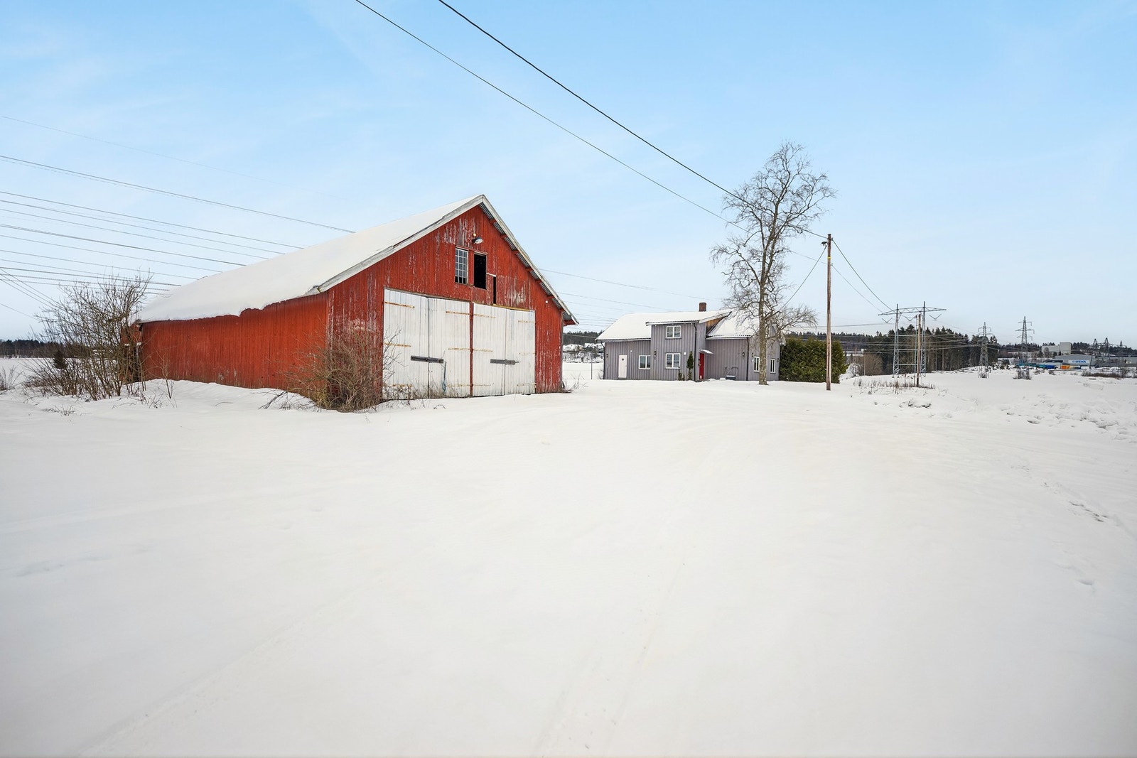 Vognskjul/fjøs består av én del som må rives (stall/fjøs), og en romslig vognskjulsdel med brukspotensial. Galleribilde