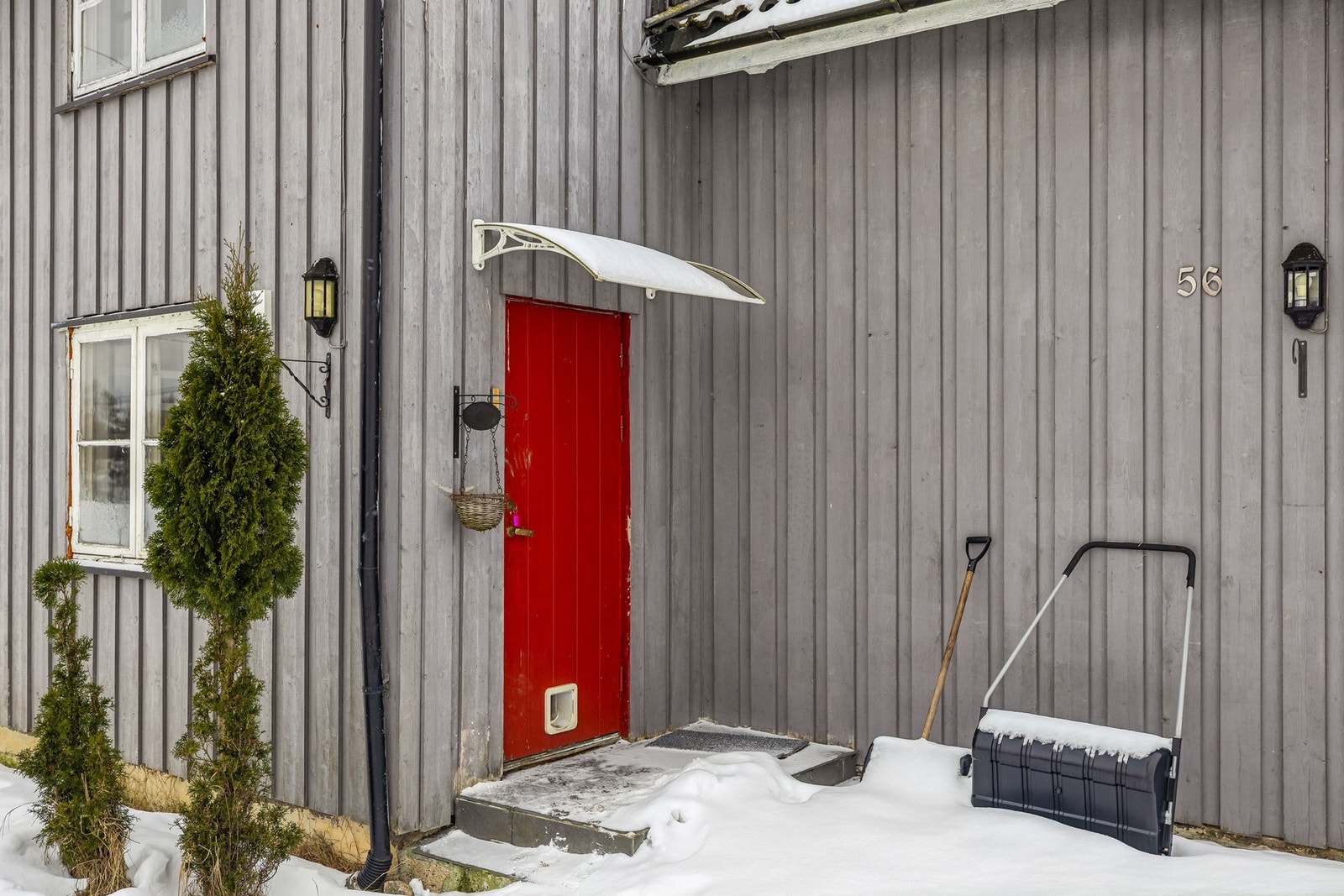 Inngangsparti med overbygg og praktisk adkomst Galleribilde