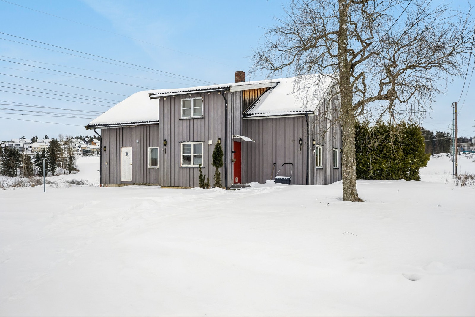 Våningshuset er en eldre bolig med stor bruksflate, tradisjonelle konstruksjonsmetoder og betydelig behov for full renovering. Huset har en planløsning som fungerer, men teknisk tilstand gjør at modernisering er nødvendig. Galleribilde