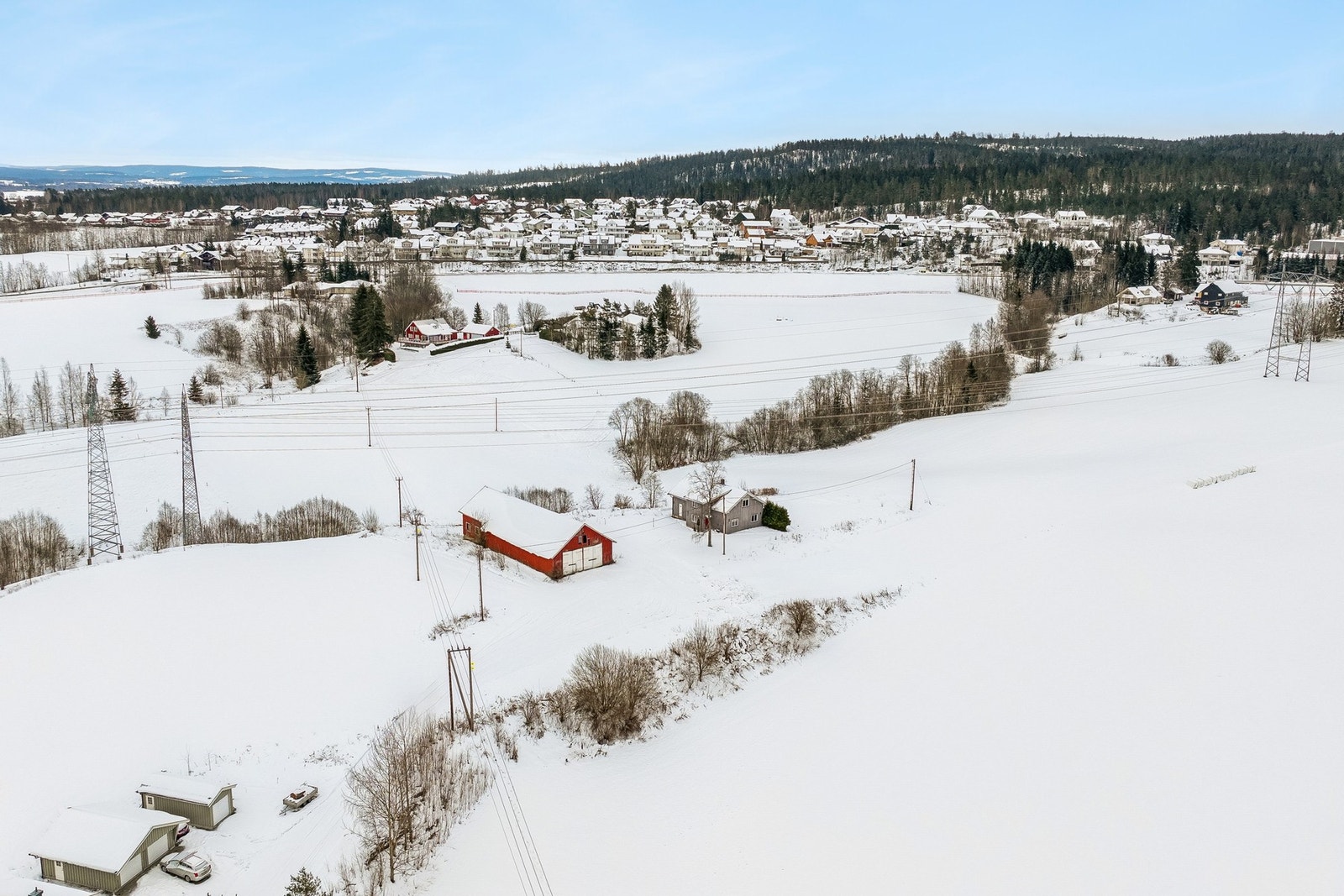 Gården ligger samtidig med kort avstand til sentrale transportknutepunkt: nærmeste bussholdeplass er fra Ausenveien, kun ca. 190 meter unna, og Frogner stasjon ligger omtrent 3,4 km vest for eiendommen med togforbindelser mot Oslo og Gardermoen. Galleribilde