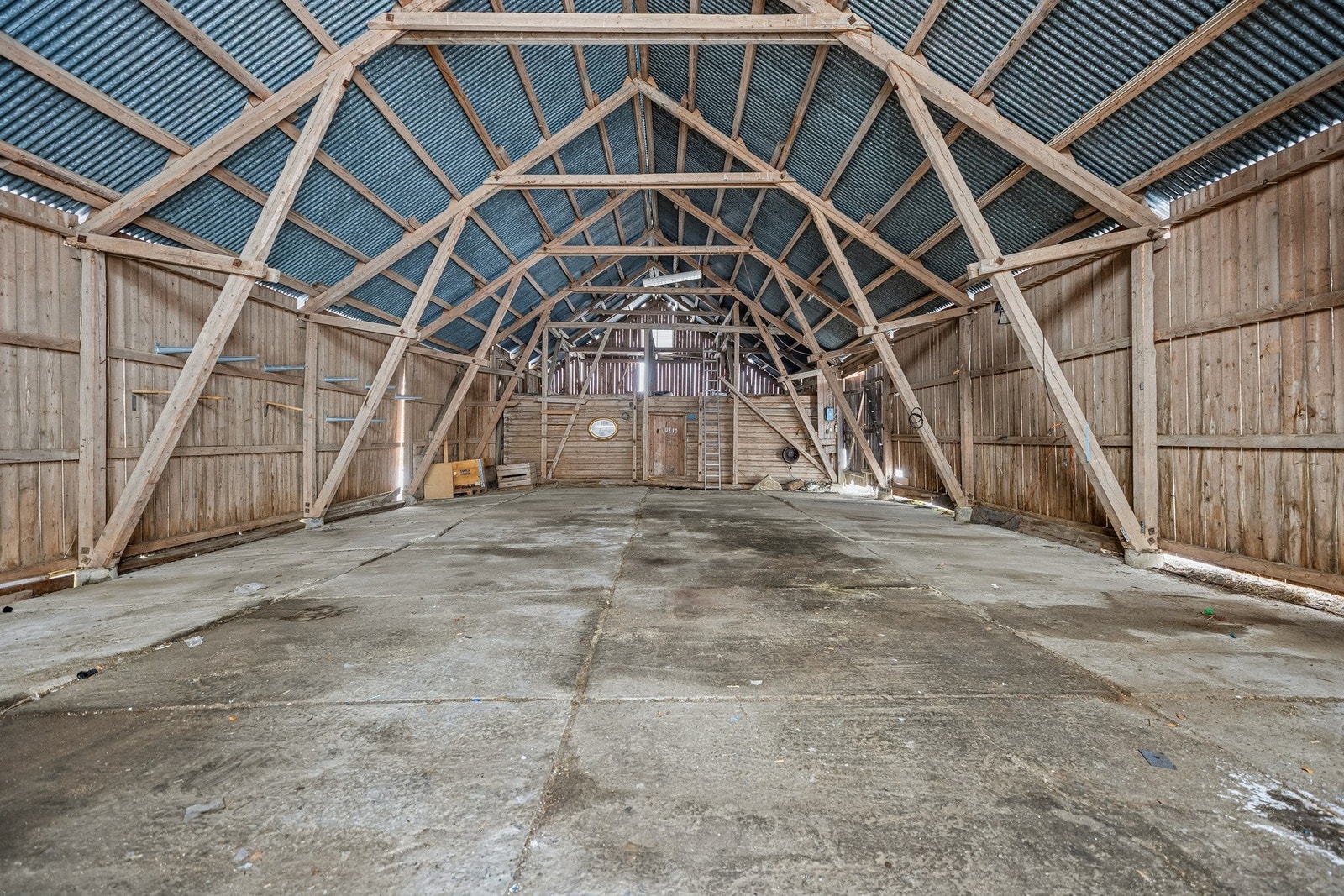 Vognskjulet har slitasje, setningsskader og mangler, men representerer et nyttig volum for landbruksdrift, lagring eller hestehold ved oppgraderinger. Galleribilde