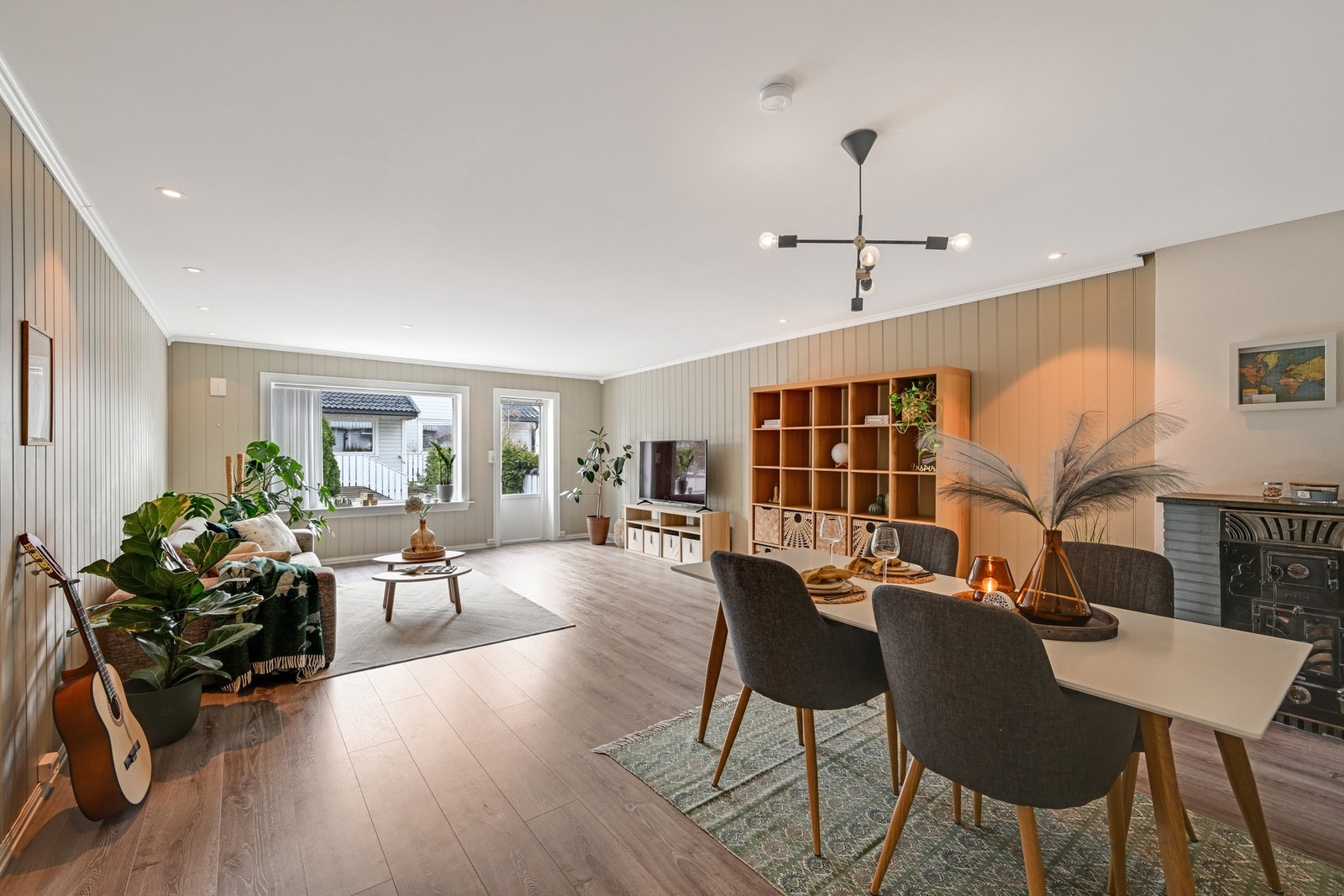 Stor og flott stue med plass til både spisebord og stor sofaseksjon Galleribilde