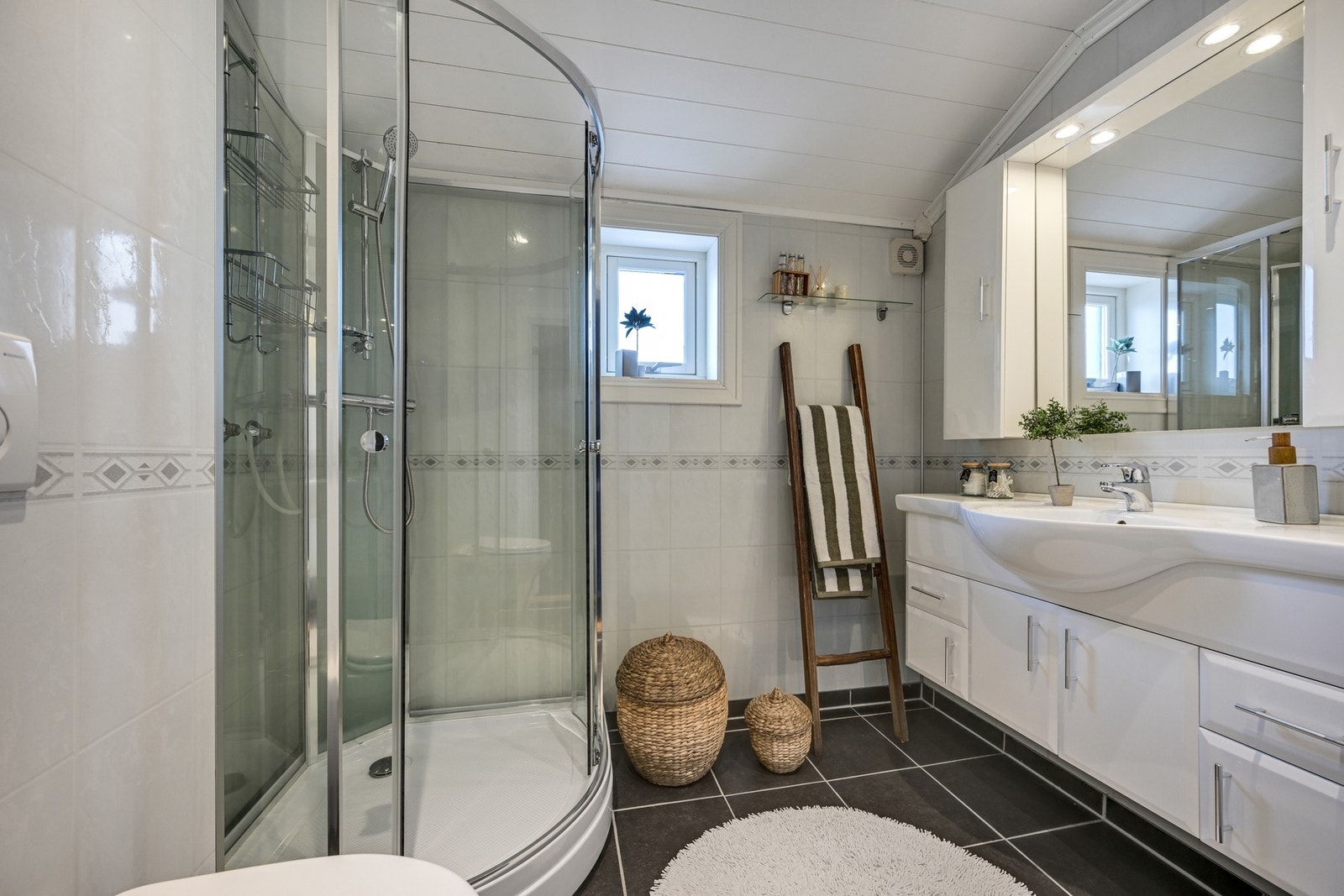 Flott bad med dusjkainett Galleribilde