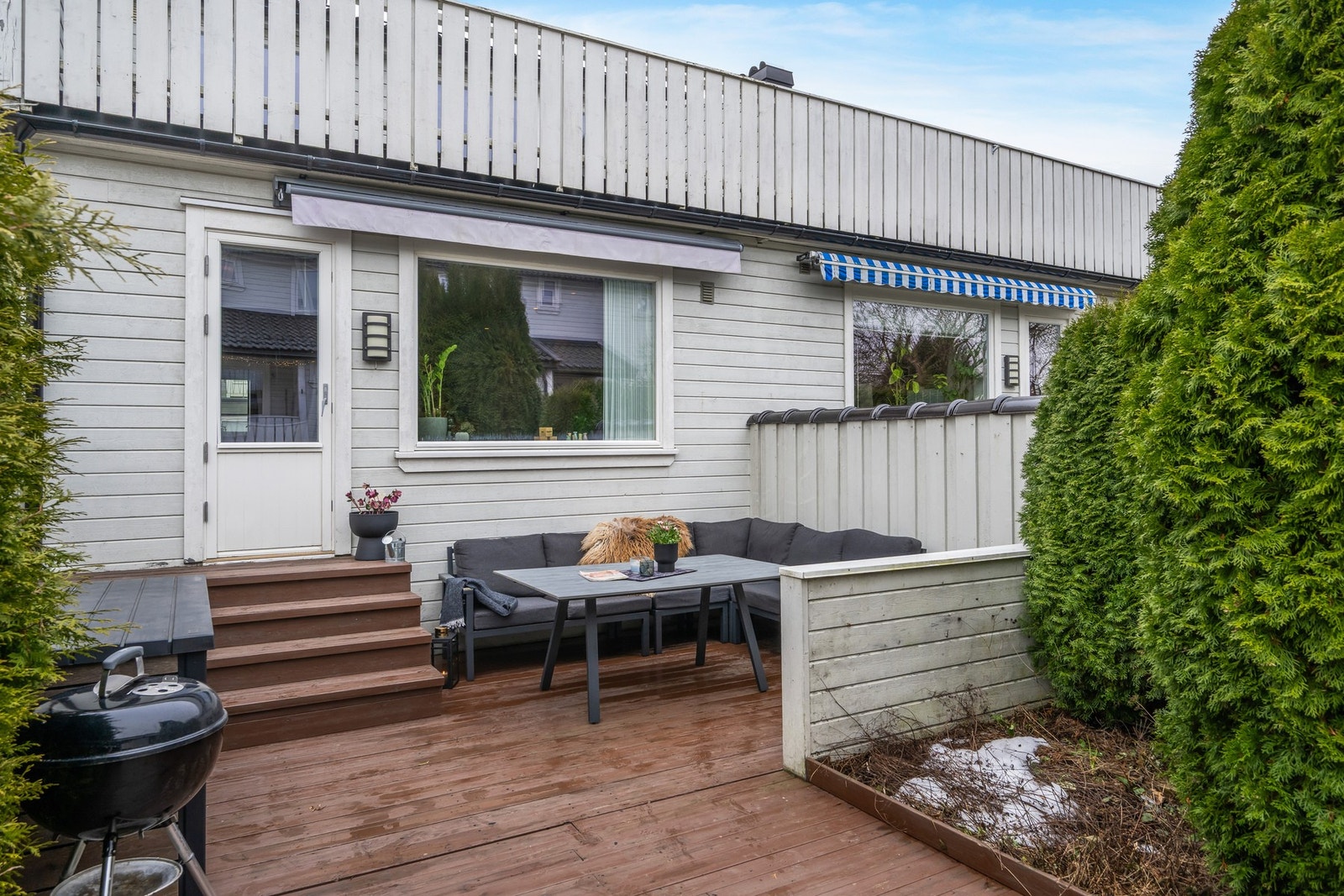 Fra stuen er det utgang til denne solrike uteplassen Galleribilde